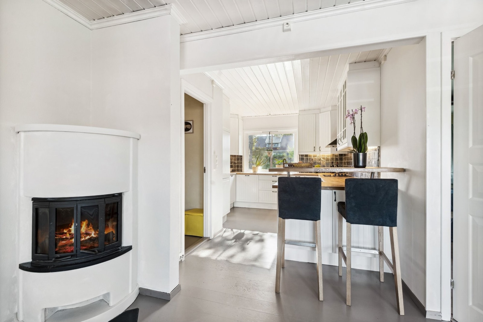 Åpen løsning mellom kjøkken og stue. Galleribilde