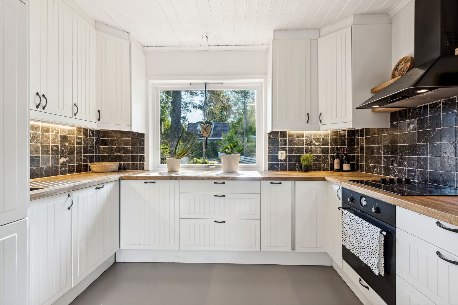 Stort og lyst kjøkken. Galleribilde