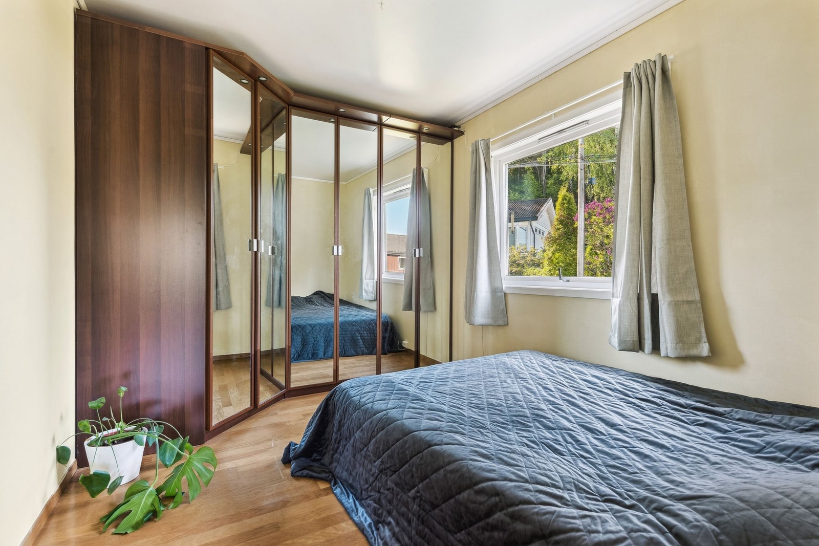 Soverom 2 med god skapplass (innebygde skap). Galleribilde