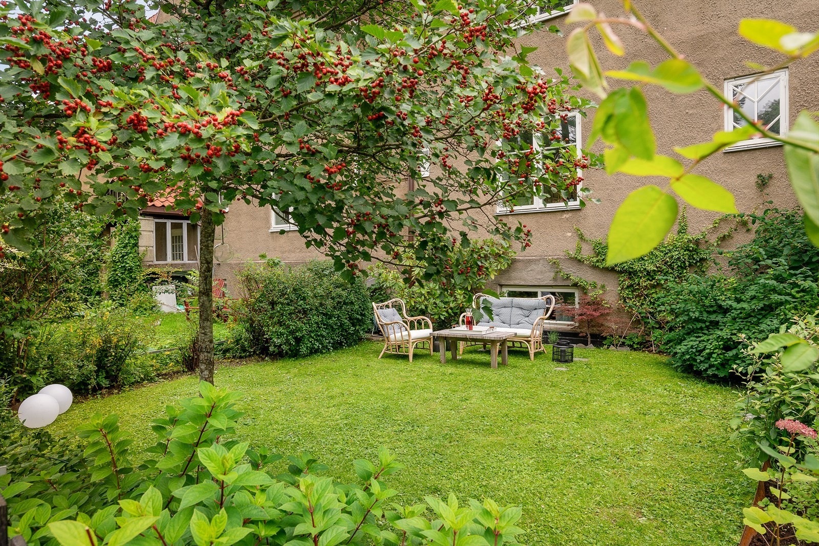 Hagen foran er også pent opparbeidet og har god plass til utemøblement Galleribilde