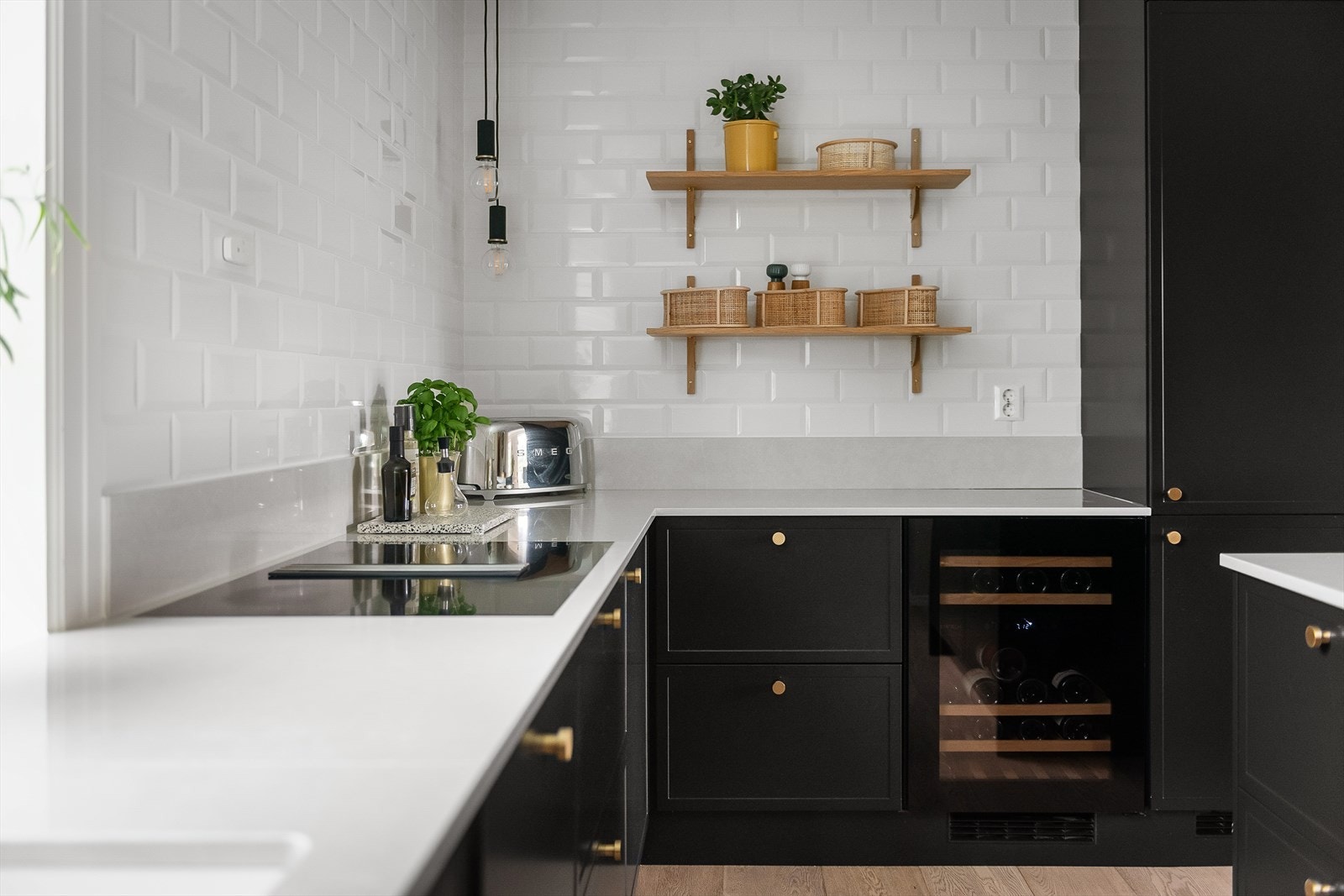 Stilige fliser på vegg over benkeplaten. Integrert vinskap fra Temptech Galleribilde