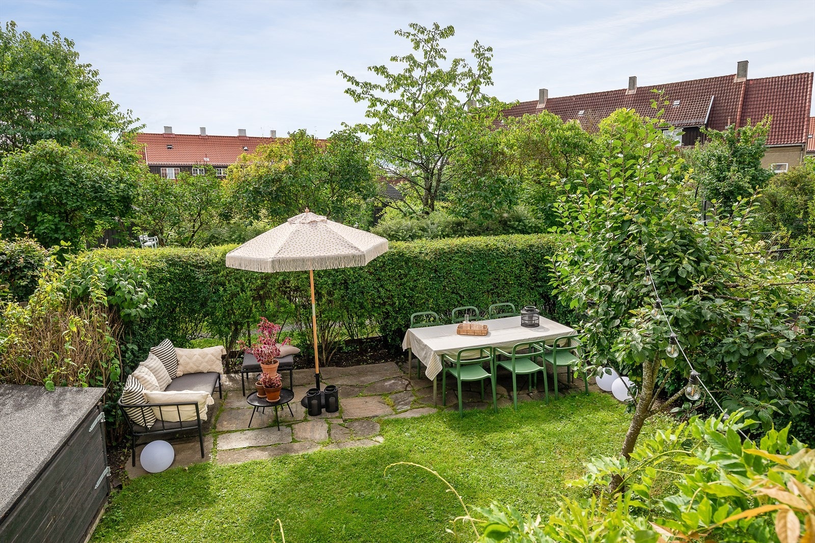 Idyllisk og grønn hage med sol fra tidlig morgen til ca. 1800 Galleribilde