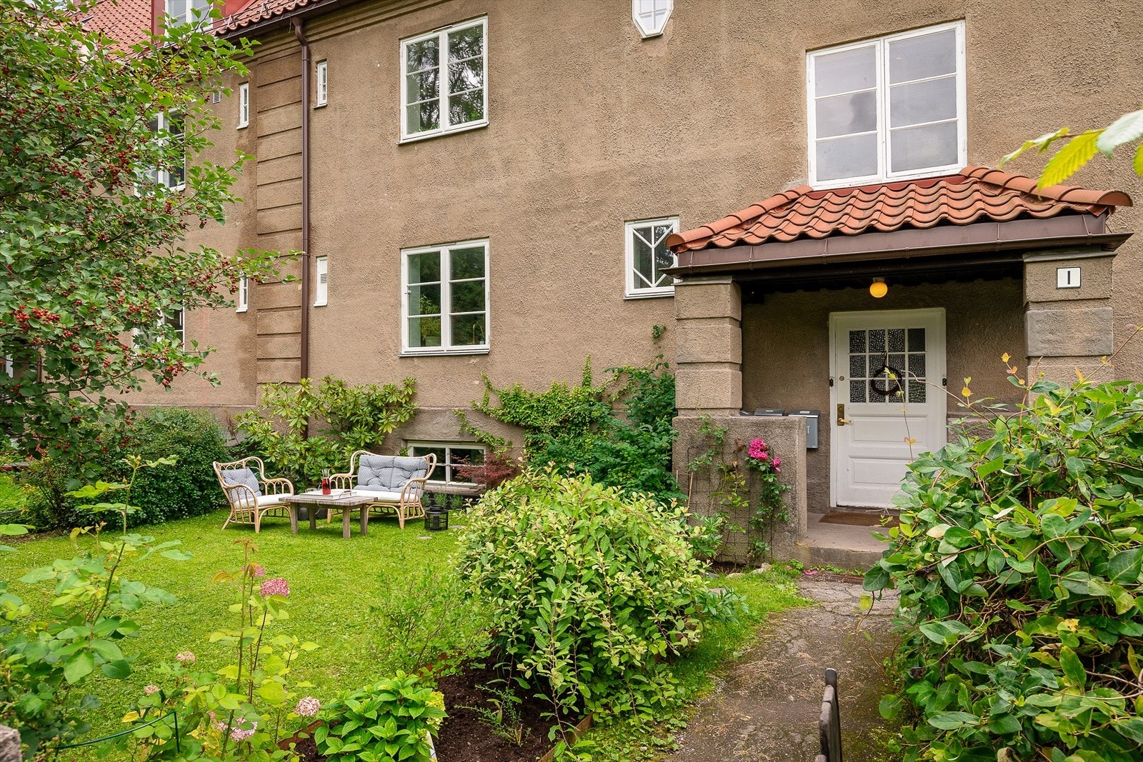 Nydelig og grønn hage på forsiden av boligen med sol fra lunsjtid til omkring 19:30. Galleribilde