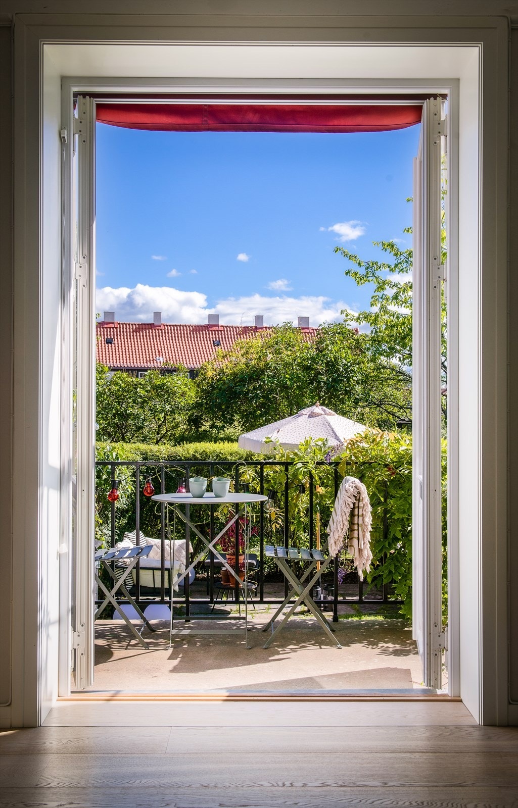 Fra stuen er det adkomst til idyllisk og grønn hage Galleribilde