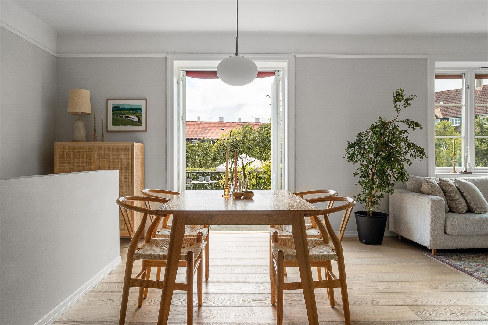 Ved spisestuen kan begge dørene åpnes mot hagen Galleribilde