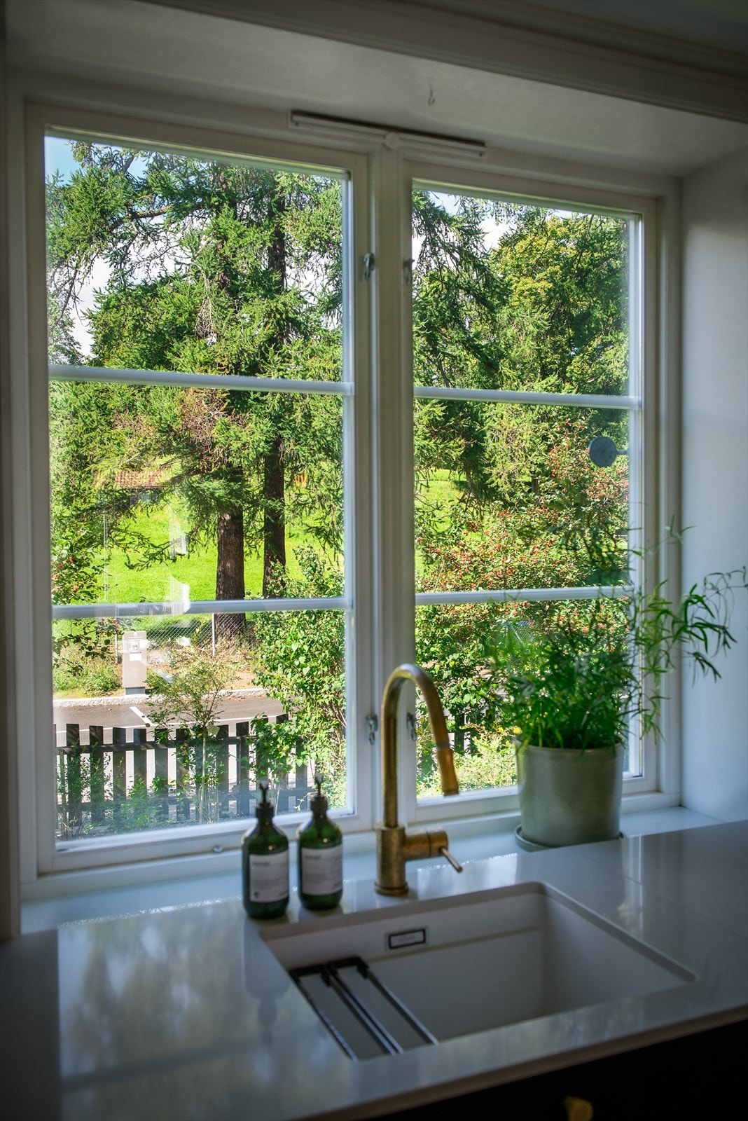 Fra kjøkkenvinduet er det utsikt over hagen og mot Halsparken Galleribilde