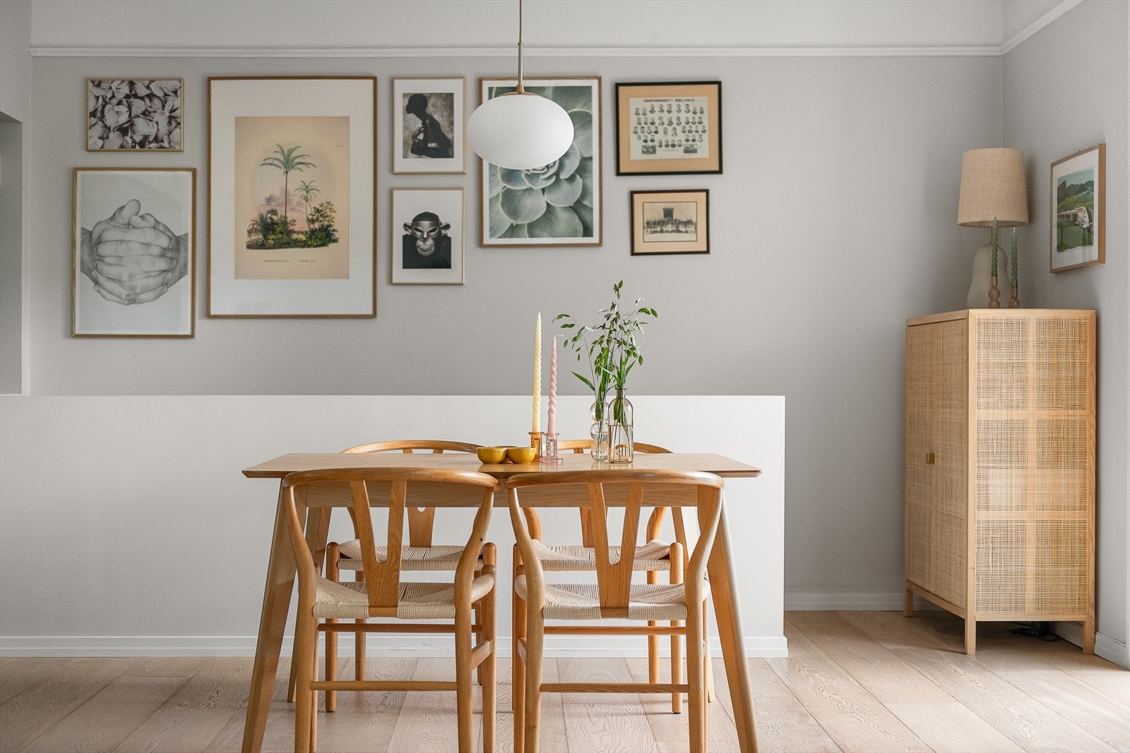 Fra stuen er det adkomst til underetasjen Galleribilde