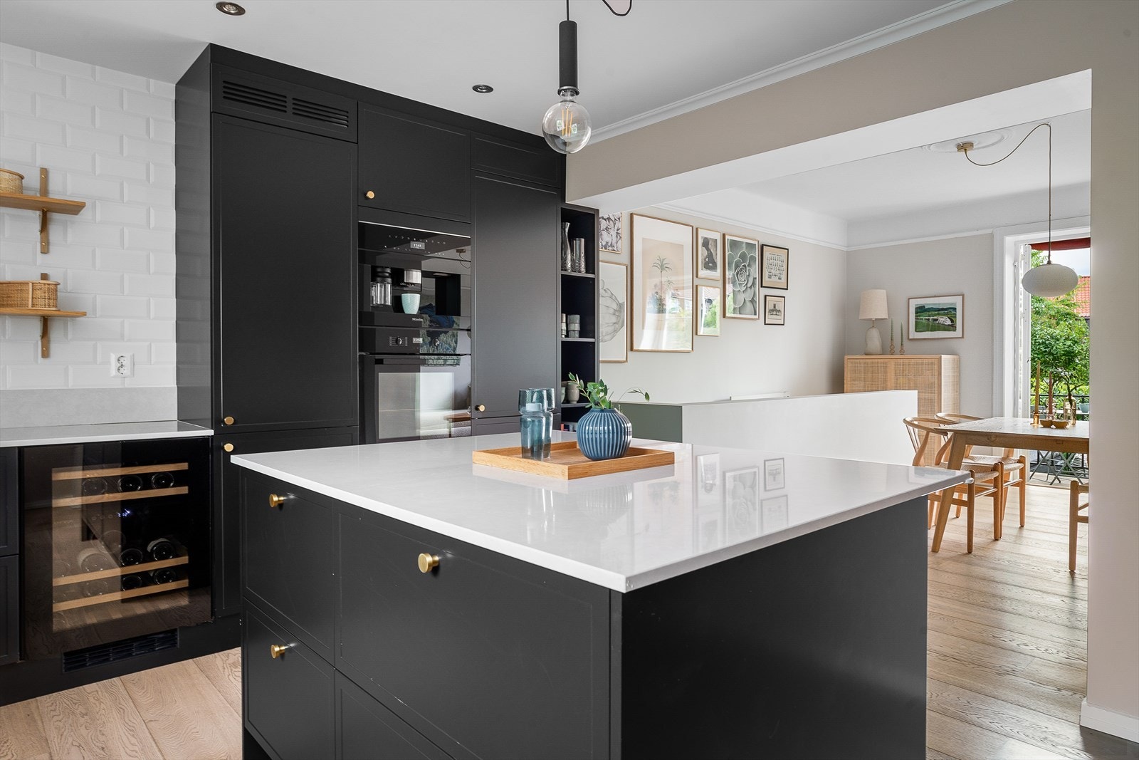 Kjøkkenet og stuen utgjør sammen et svært hyggelig og sosialt oppholdsrom Galleribilde