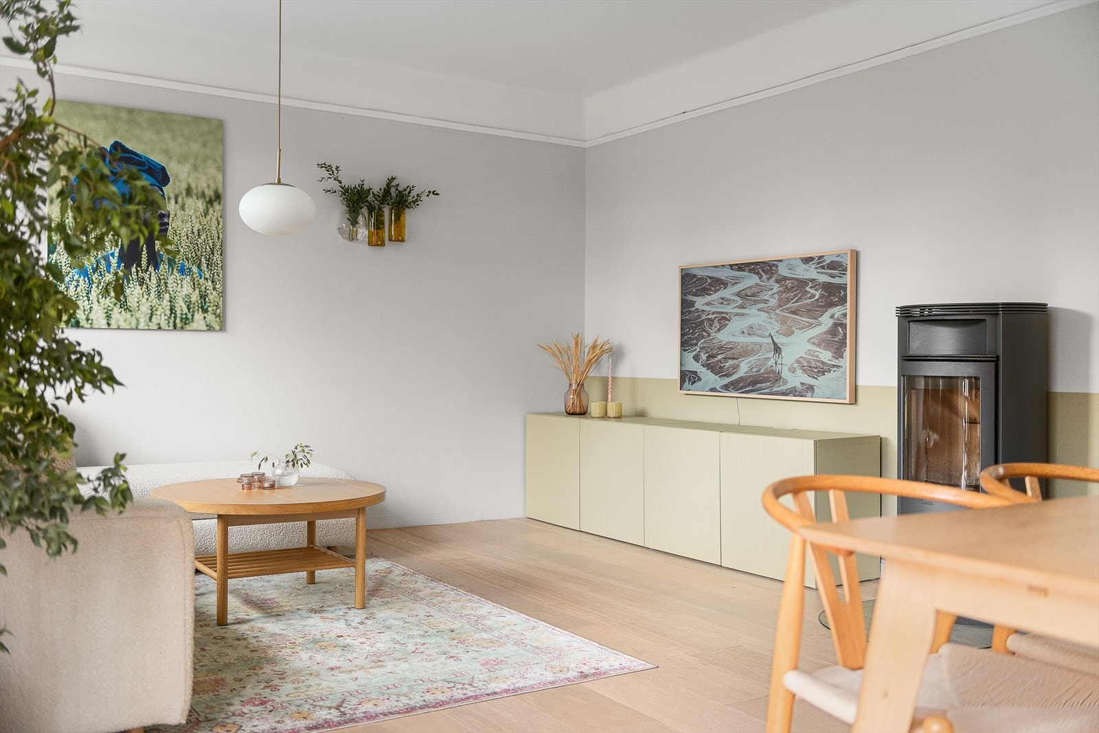 Alle overflater er malt i 2020 og det er flott parkett på gulv med varme Galleribilde