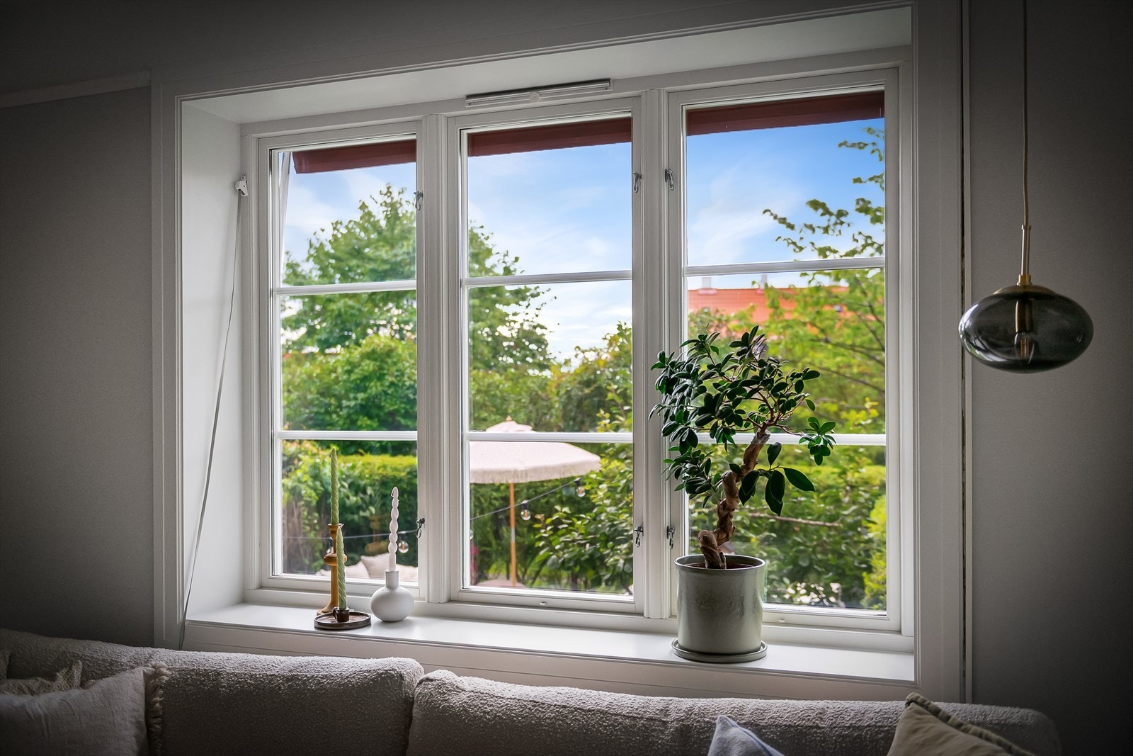 Det er grønt og hyggelig utsyn fra alle vinduene i leiligheten Galleribilde