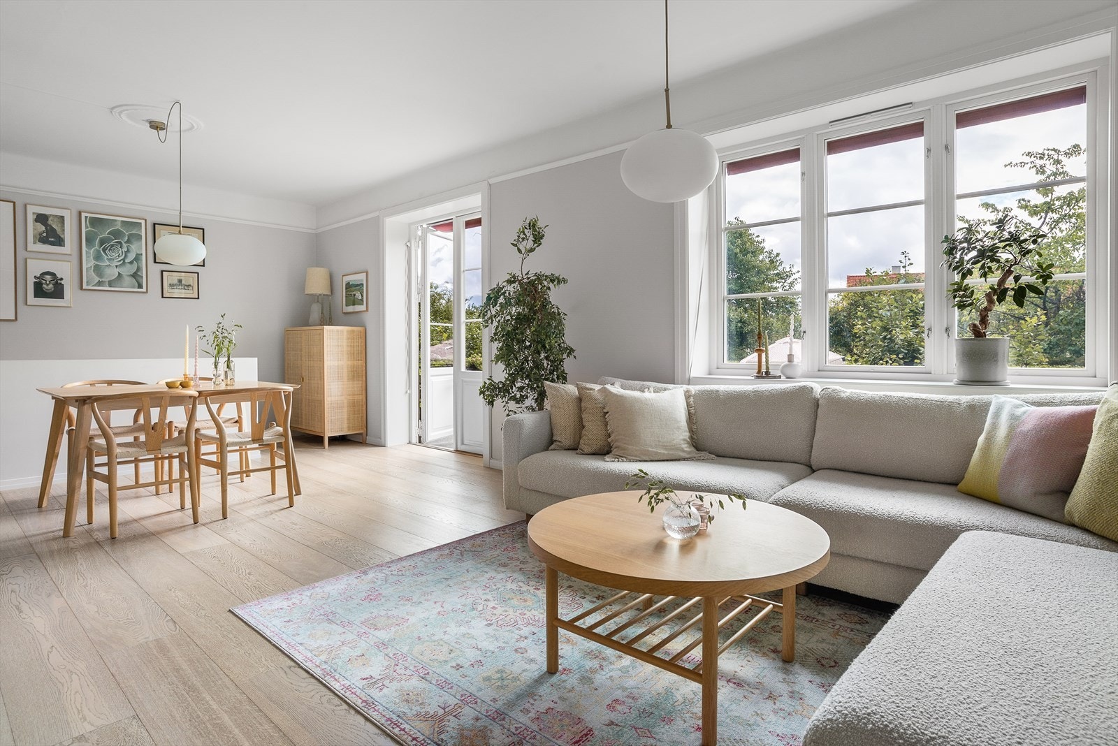 Vinduene i 1.etg ble byttet i 2010 og hagedørene er fra 2021. Galleribilde