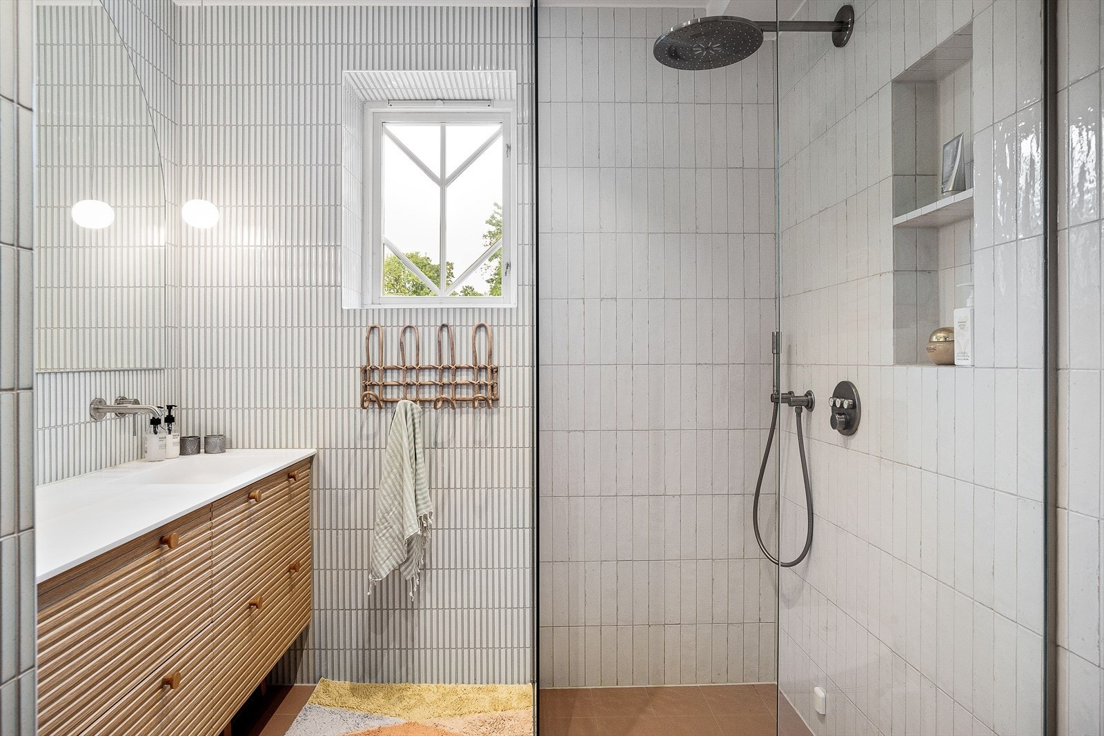 Integrert dusjgarnityr og blandebatteri. Flislagt nisje i dusj og dusjvegger fra gulv til tak tilpasset av glassmester Galleribilde