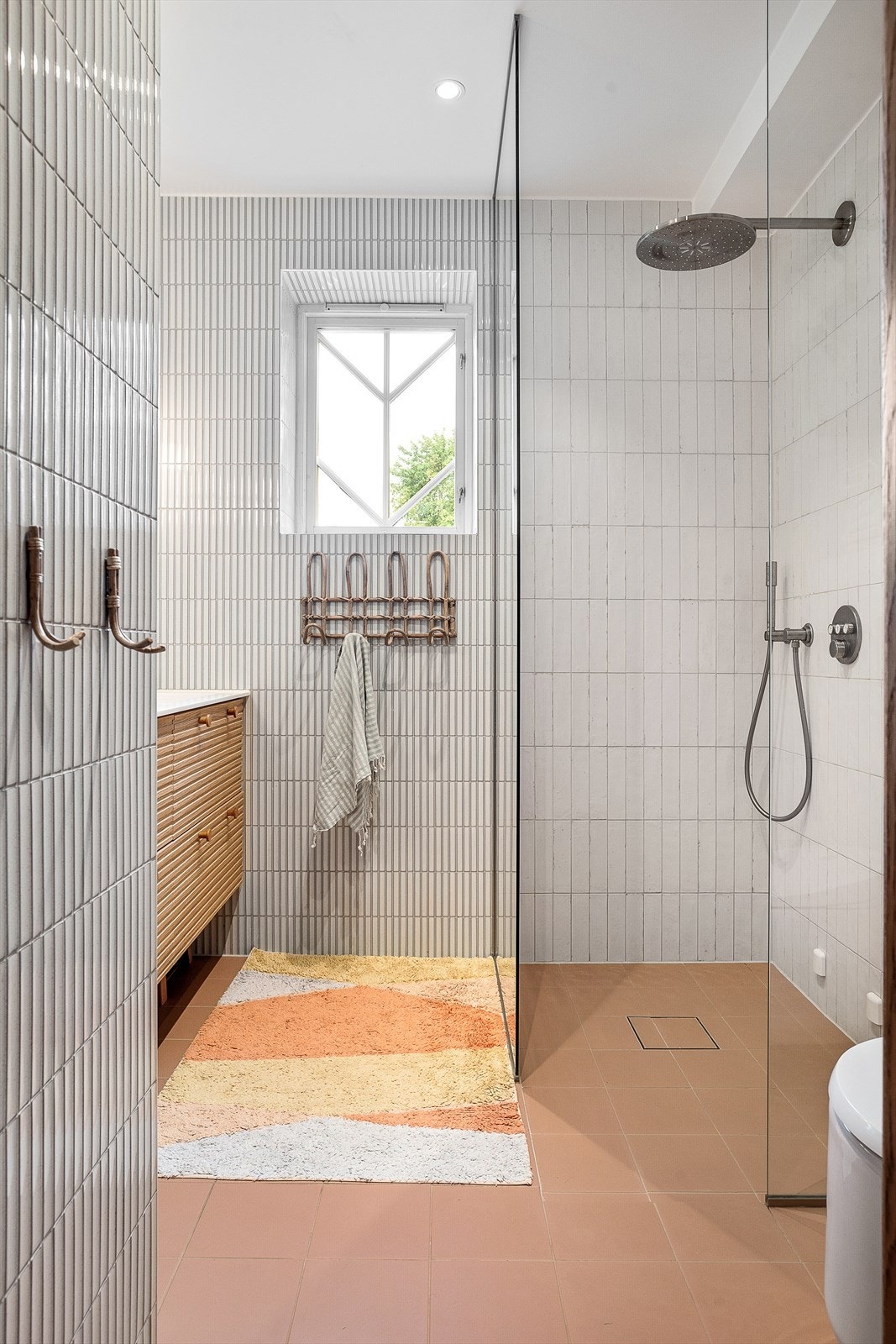 Rålekkert baderom fra 2021 med gjennomførte og stilige detaljer - badet har vært med i en utgave av Bonytt! Galleribilde