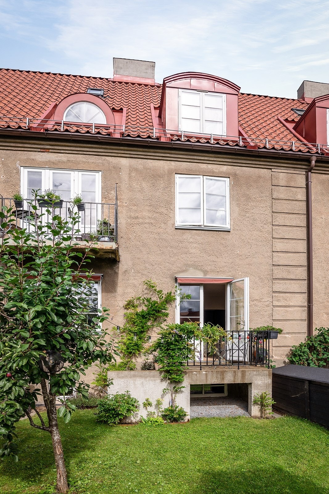 Meget god lagring i lav, plassbygget utebod og under trapp Galleribilde