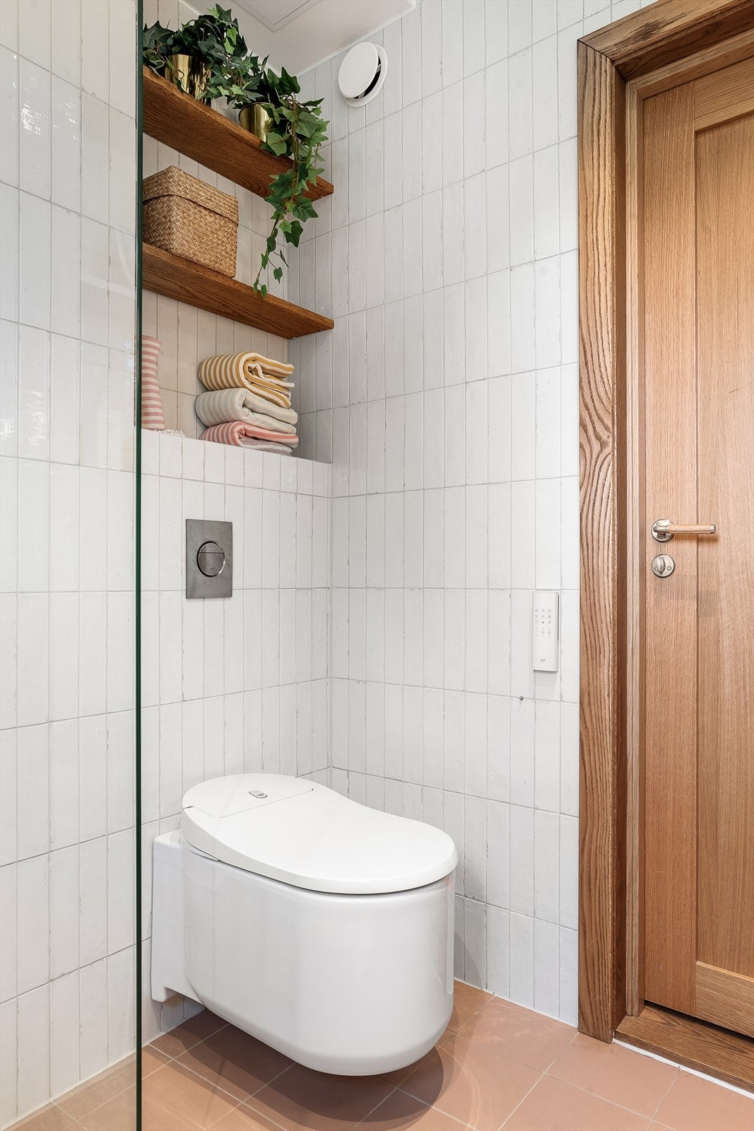 Dusjtoalett fra Grohe og dør i heltre eik Galleribilde