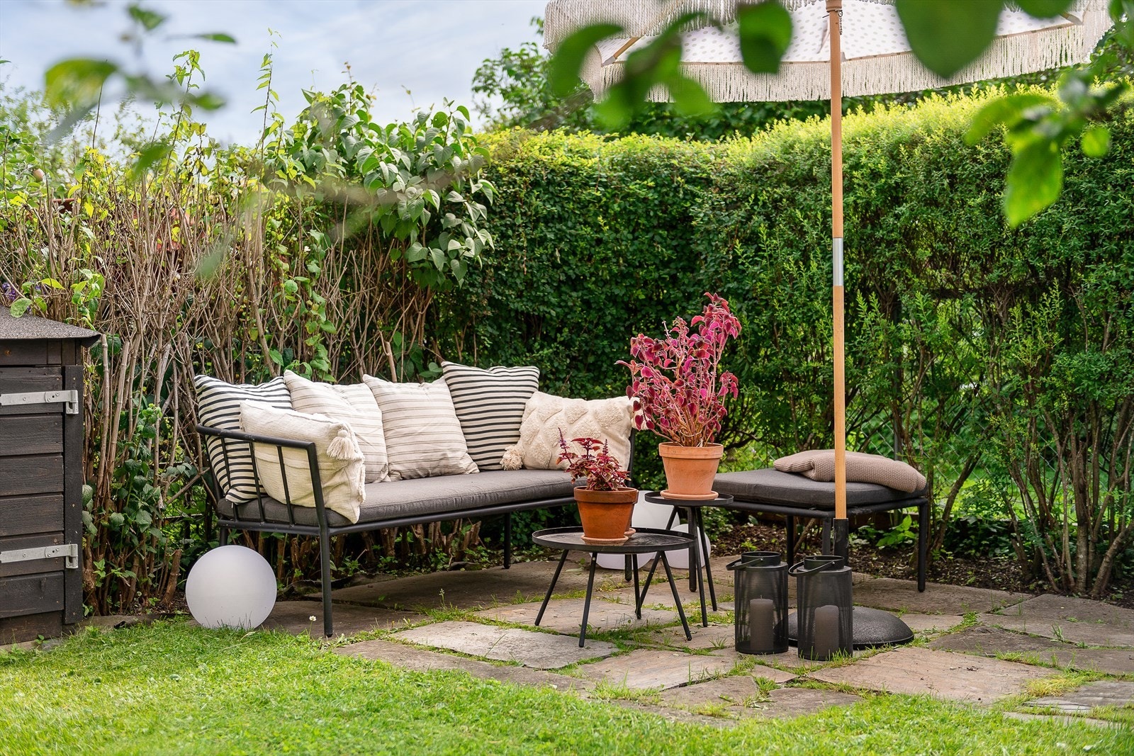 I hagen er det rikelig med plass til både sofa- og spisegruppe Galleribilde