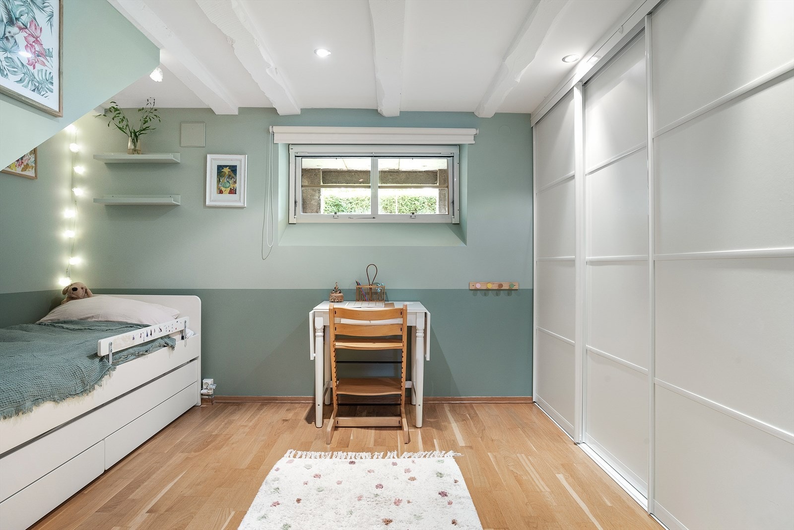 Soverom 2 er også av god størrelse. God klesoppbevaring i stor skyvedørsgarderobe. Galleribilde