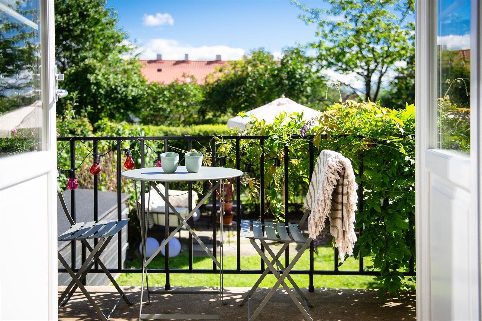 Hyggelig sitteplass på terrasse/ trappen ned til hagen Galleribilde