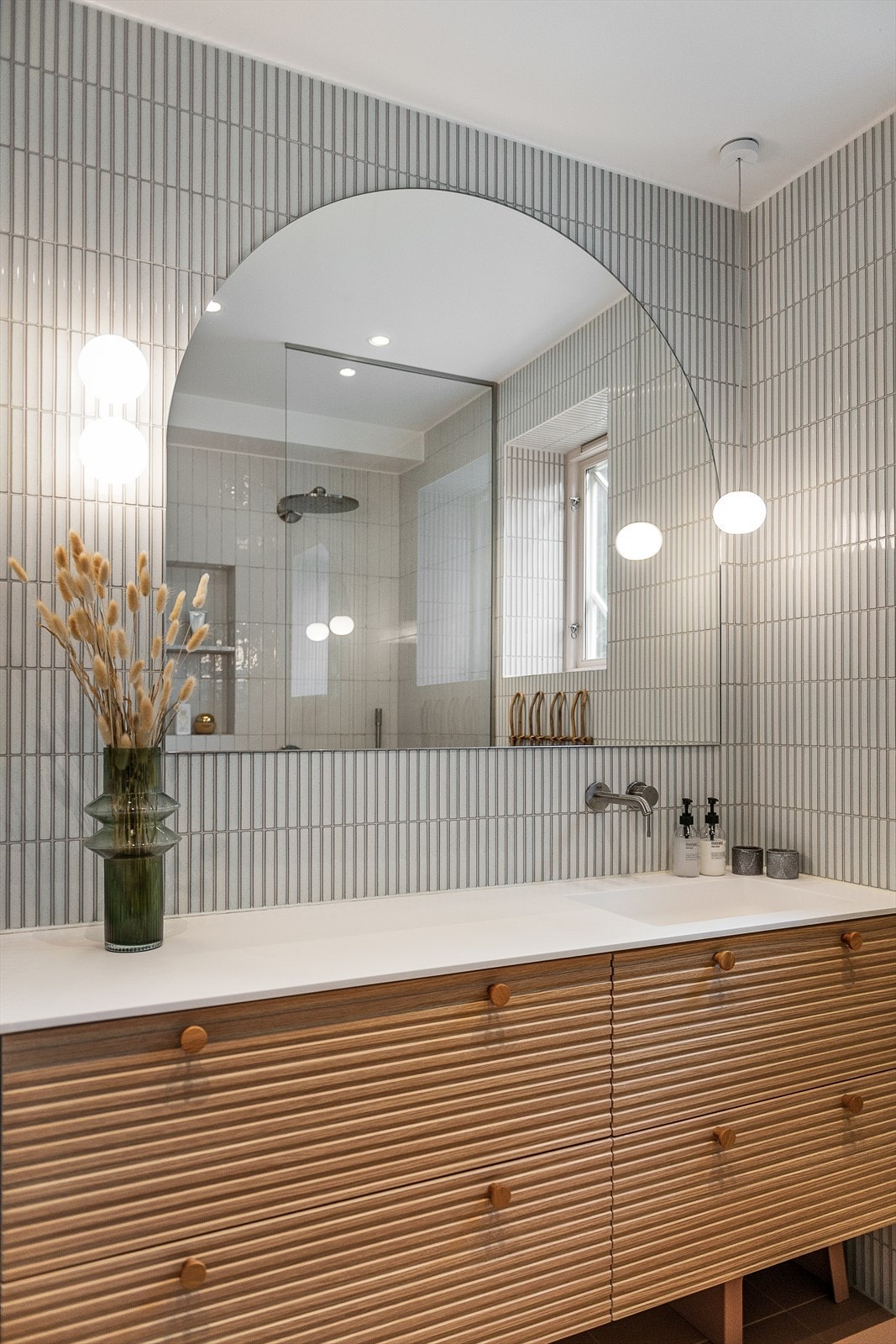 Lekker benkeplate i kompositt med integrert vask og speil tilpasset fra glassmester Galleribilde