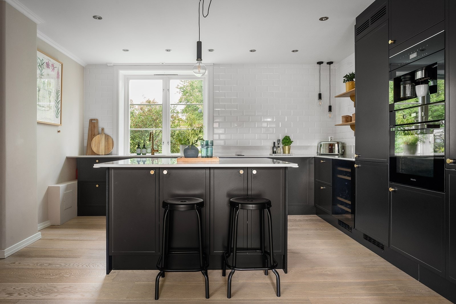 Delikat Strai kjøkken fra 2020 med rikelig med skap- og benkplass Galleribilde