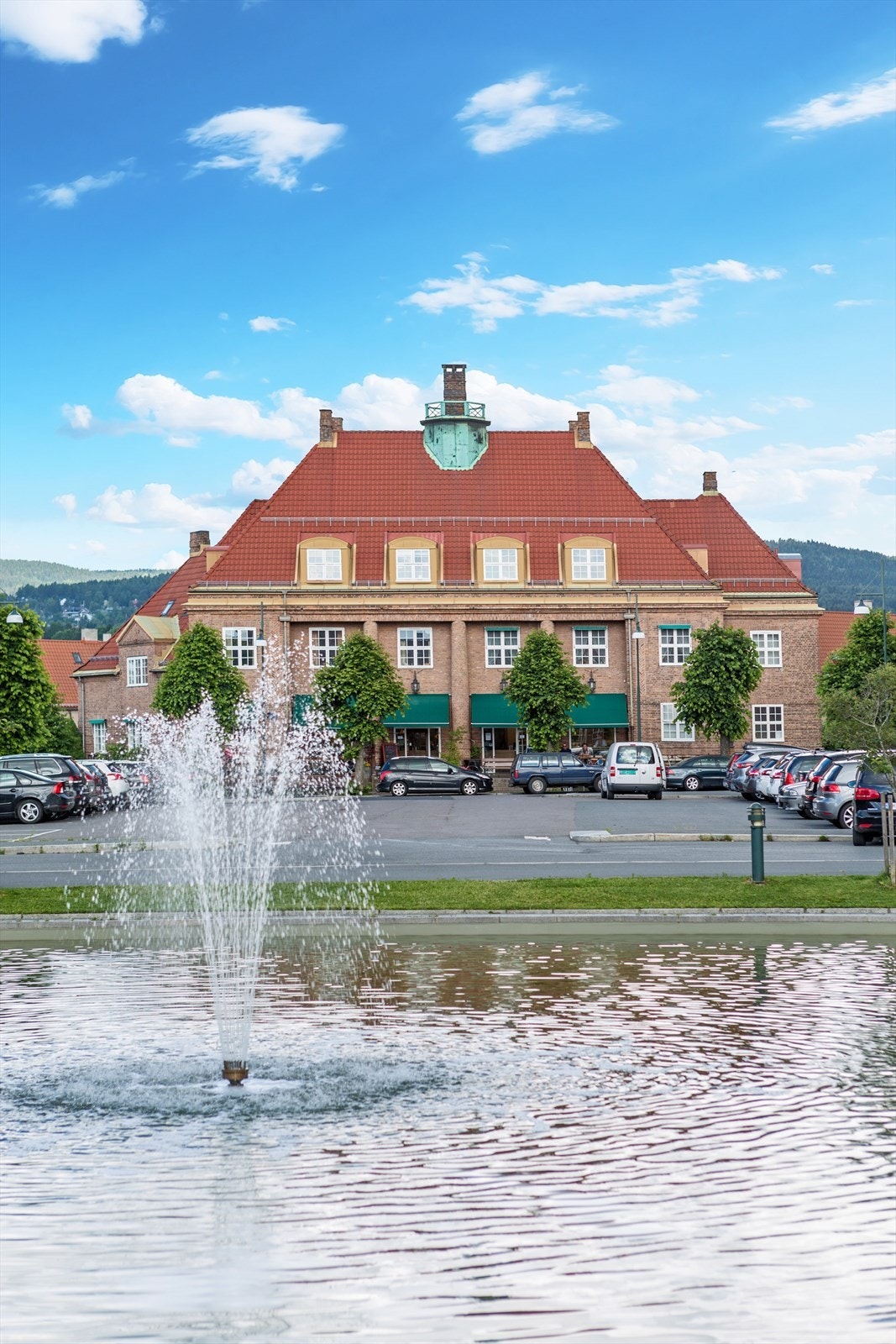 Populære og trivelige Damplassen med sine små hyggelige butikker, Kolibri Kolonial, Lofthus samvirkelag og Åpent bakeri ligger like ved boligen. Galleribilde