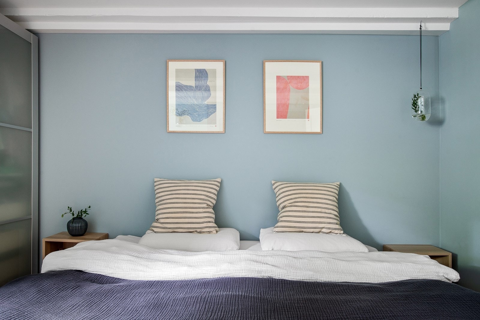 God plass til stor dobbeltseng og garderobekap for klesoppbevaring Galleribilde