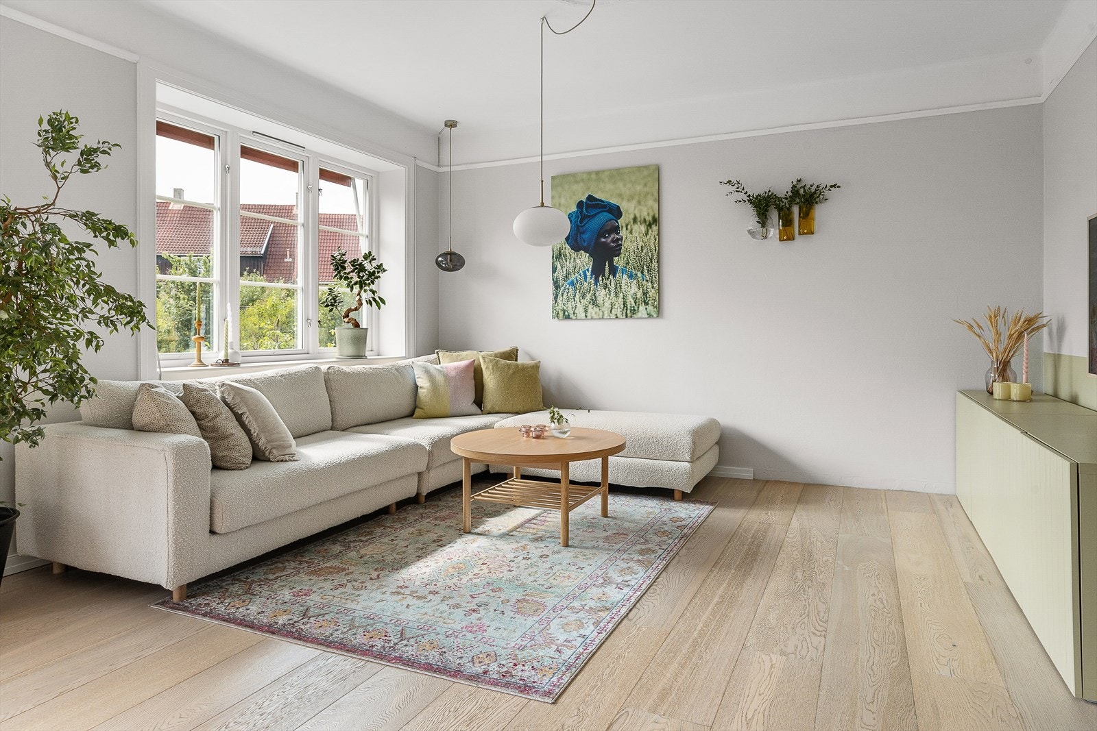 I stuen er det god plass til sofa, bord og tv med tilhørende møblement Galleribilde