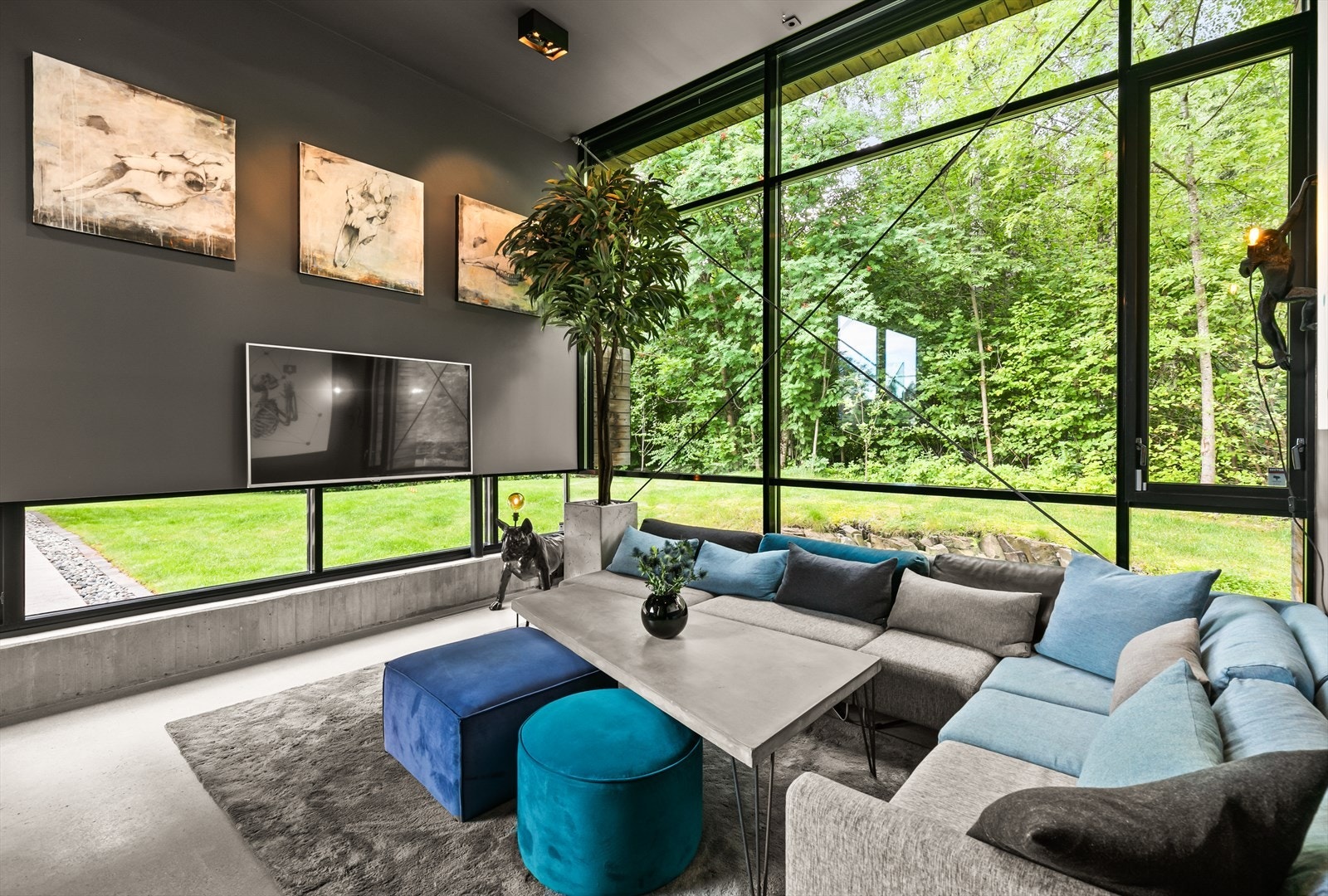 De store vindusflatene i stua er et kunstverk som endres med årstidene Galleribilde