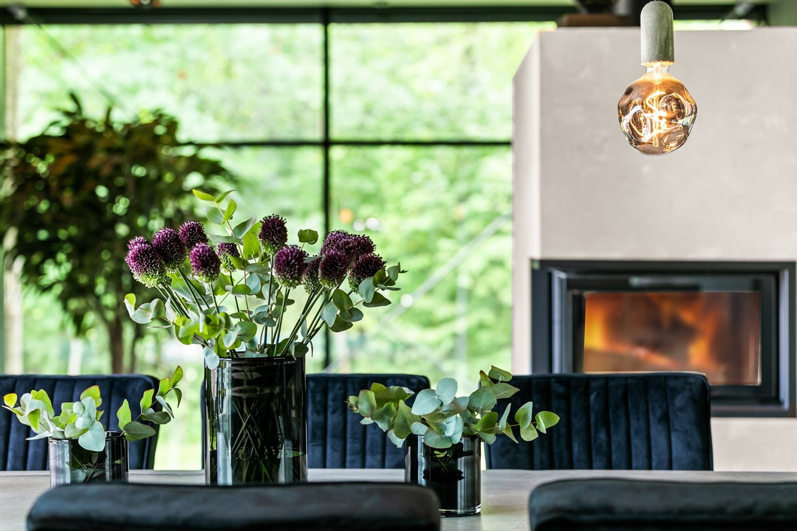 Spisestuen finner sin plass mellom kjøkkenet og den nedsenkede stuedelen Galleribilde