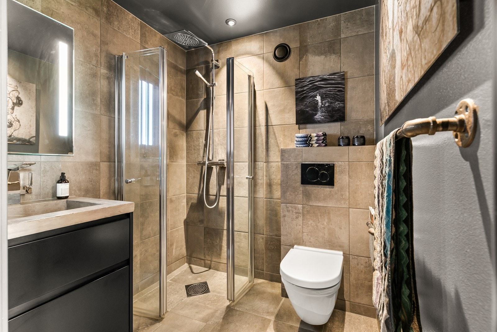 Vegghengt WC og håndkleoppheng som passer godt i stilen Galleribilde