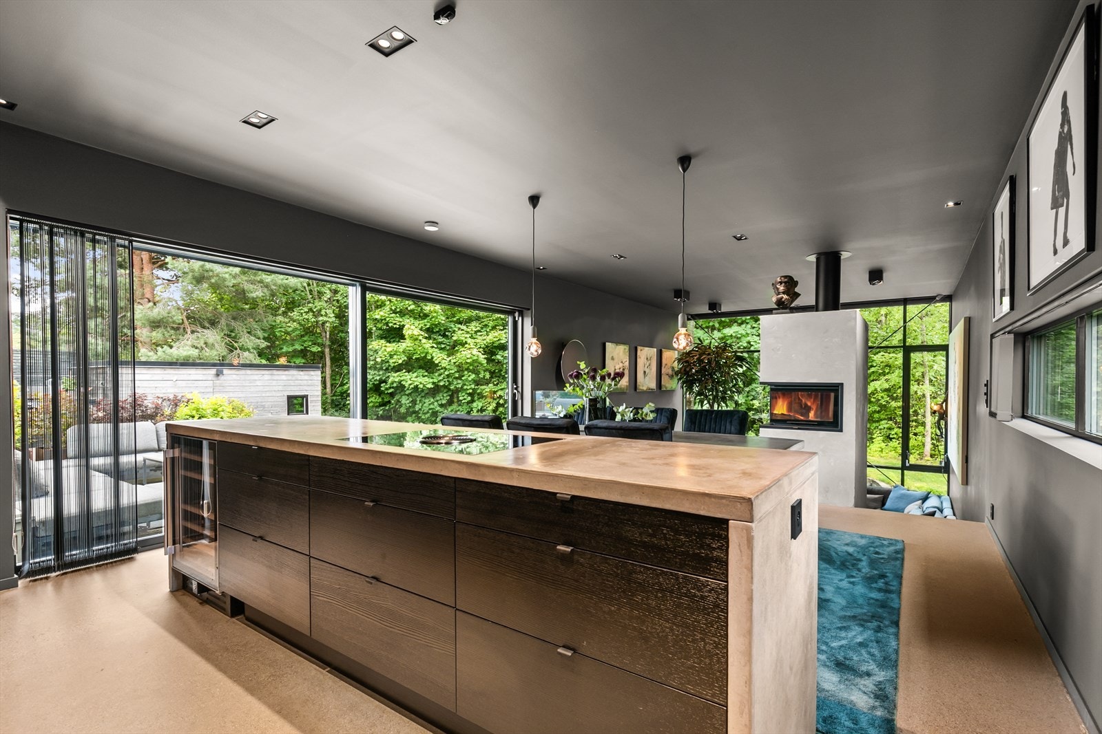 Kjøkkenet har en smart planløsning med en kjøkkenøy, som har benkeplate i betong. Legg merke til stikkontakten som er plassert på enden Galleribilde