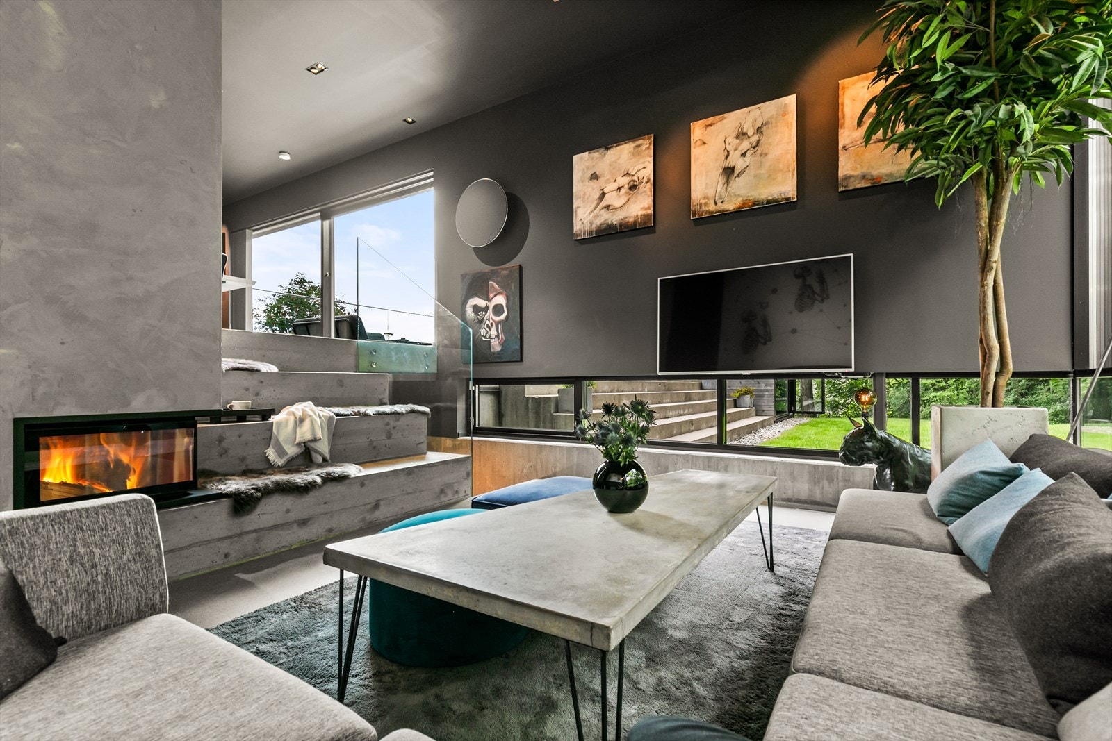 Det er montert et flott ildsted, flammebildet er godt synlig fra sofakroken Galleribilde