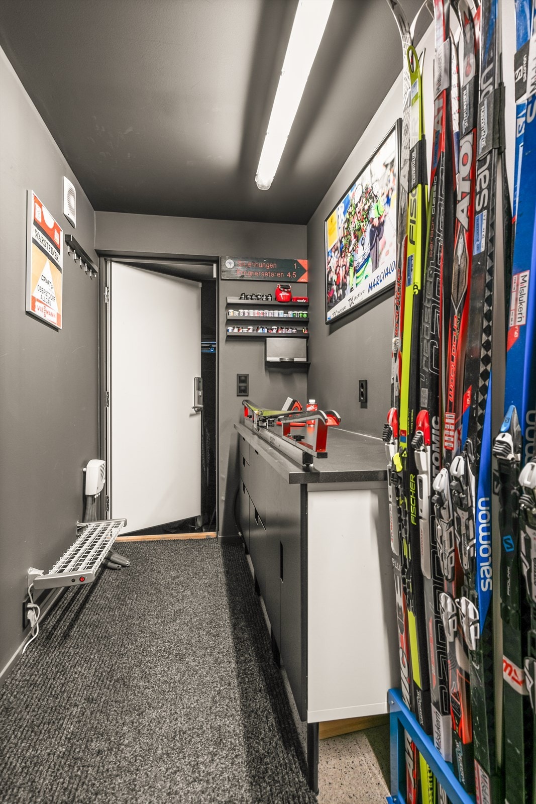 Adkomst fra smøreboden inn til garasjen, smørerommet har eget avtrekk og tørkesone Galleribilde