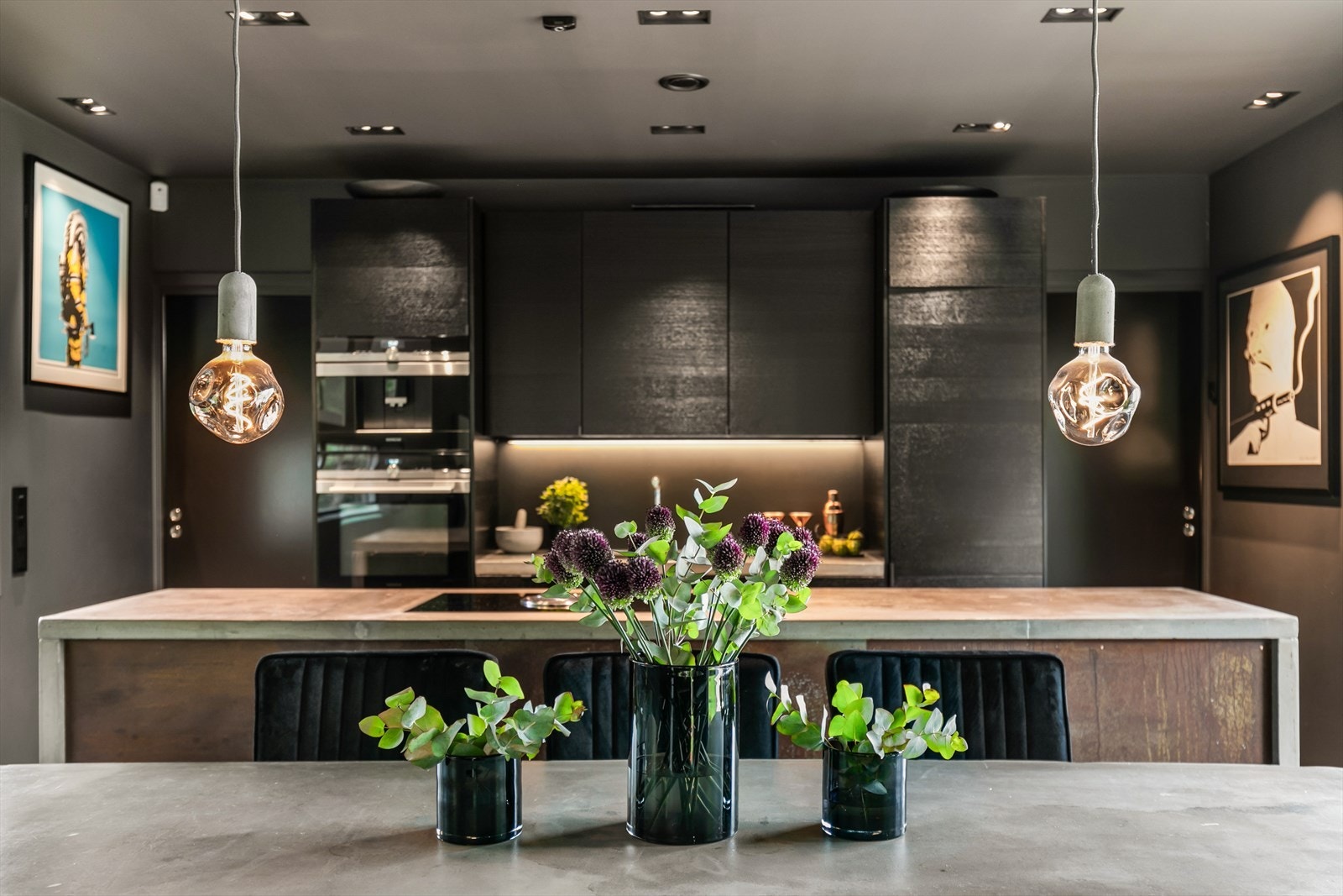 Det er godt med integrerte downlights på kjøkkenet, lys design i boligen er gjennomført av Concept Design Galleribilde