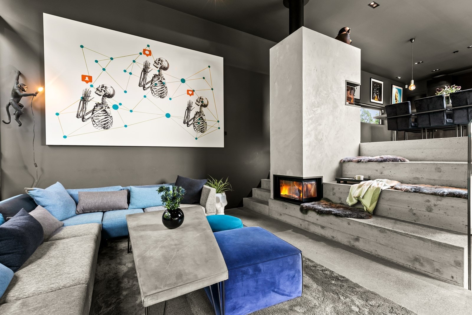 Hovedstuen er i delvis åpen løsning med kjøkkenet, i en sprek planløsning med trapp ned til den romslige sofasonen Galleribilde