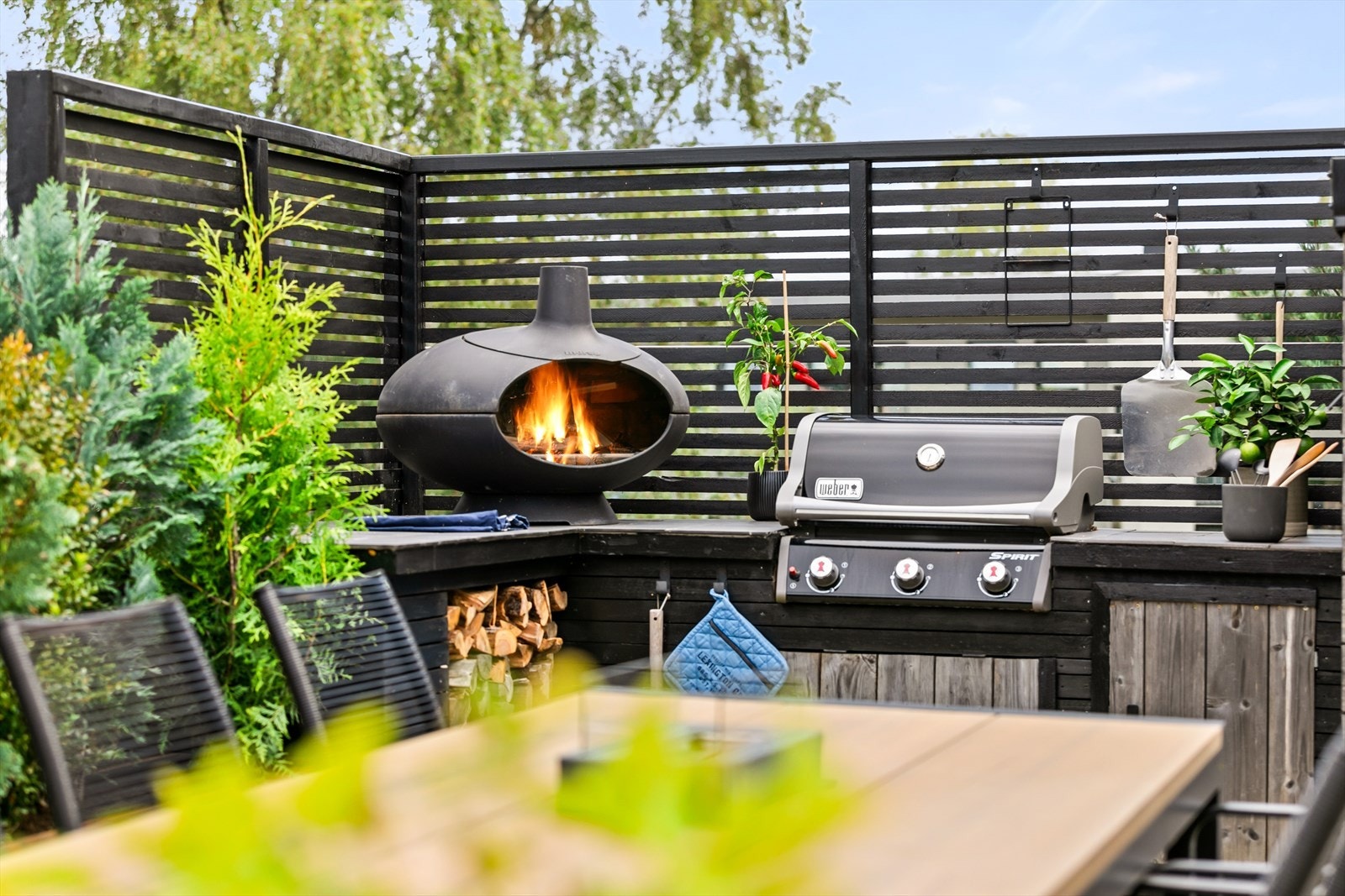 Eiendommen har store og flotte uteområder tilrettelagt for sosialt samvær med venner og familie Galleribilde