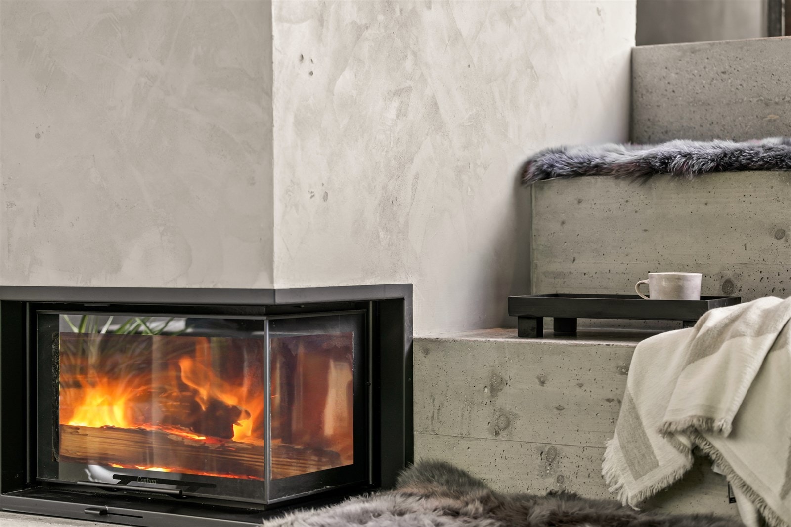 Lekker betong i kombinasjon med ildstedet. Peisen er tegnet av arkitekt Tim Resen Galleribilde