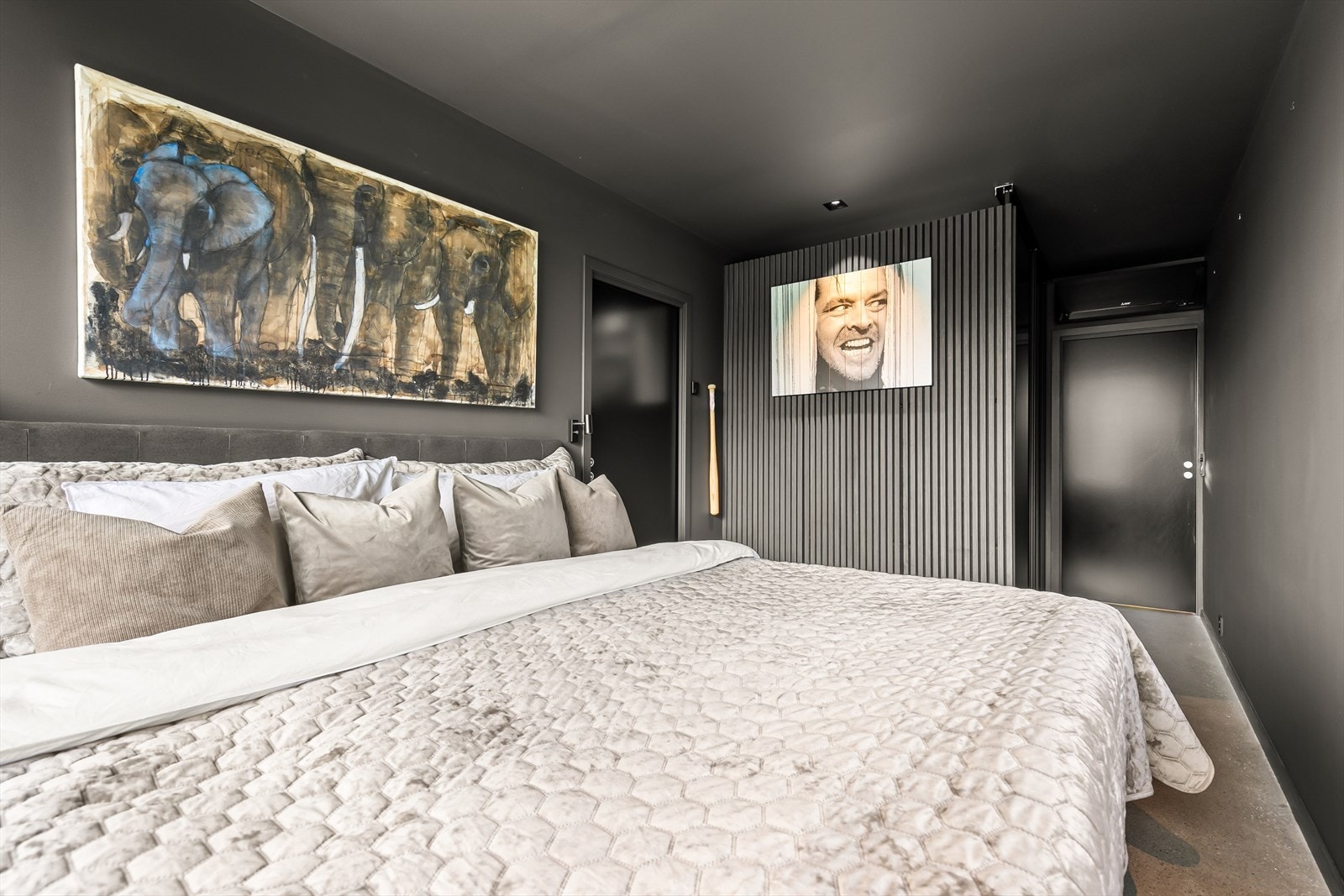 Overflatene er også her elegante og mørke, og betonggulvet går igjen også på soverommet Galleribilde