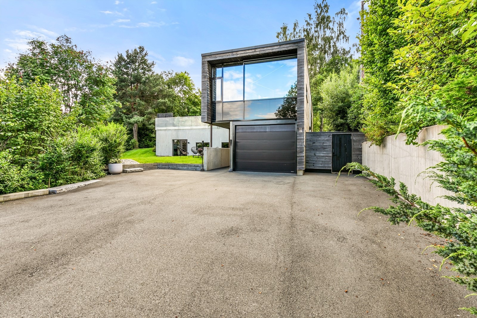 Godt med biloppstillingsplasser foran huset Galleribilde