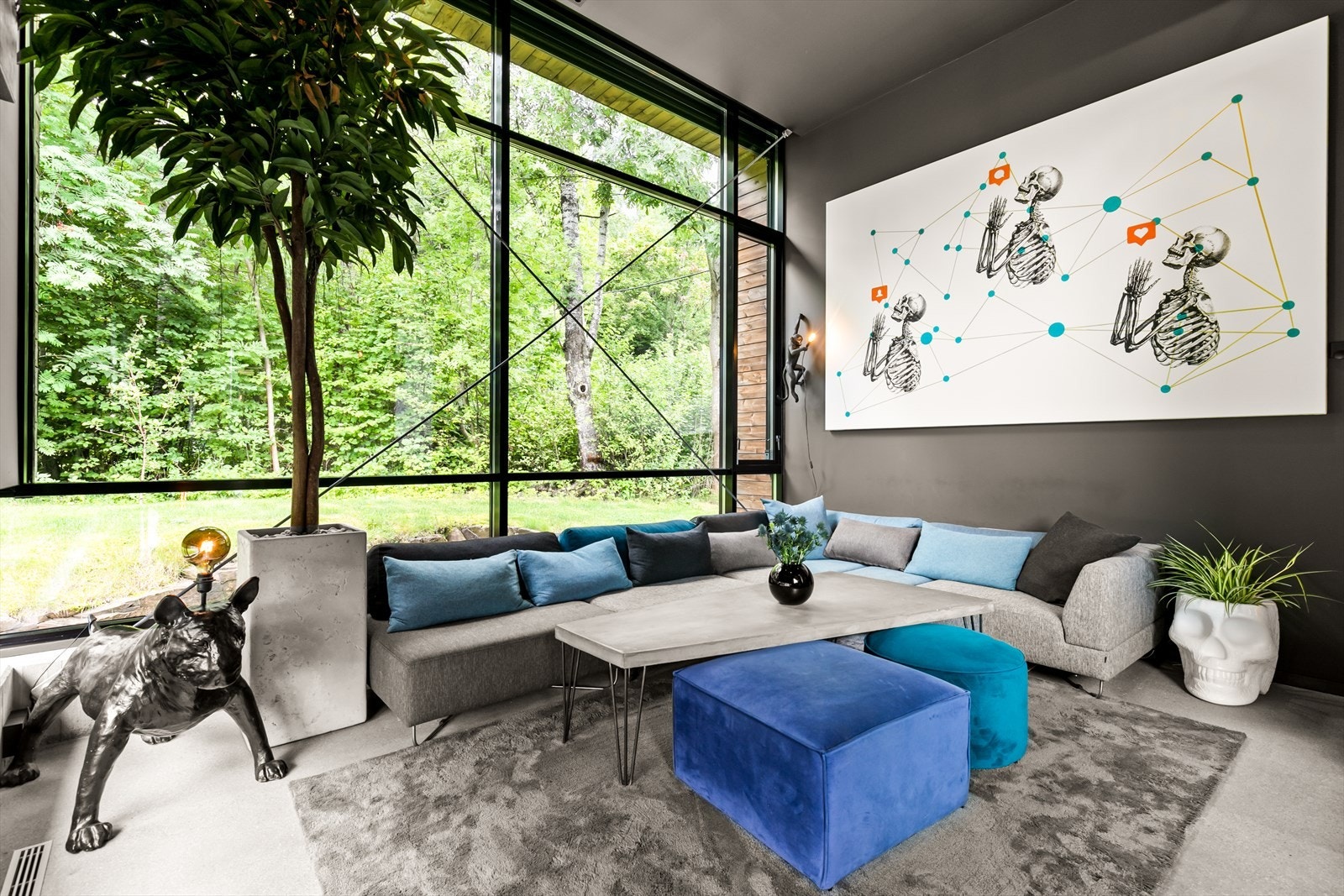 Eiendommen har skog som nærmeste nabo, noe som gir en usjenert og herlig atmosfære Galleribilde