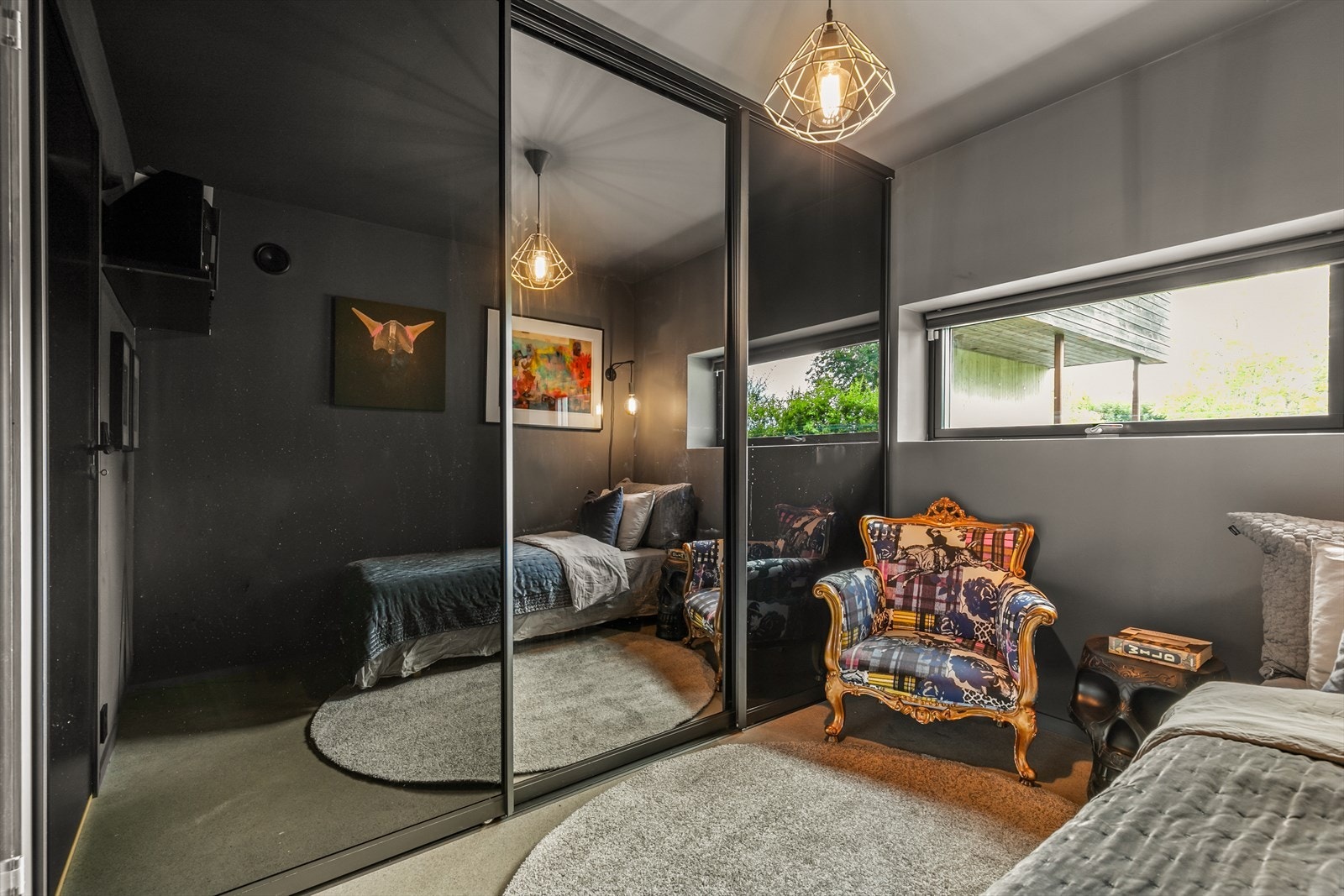 Soverom i underetasjen med god garderobeplass Galleribilde