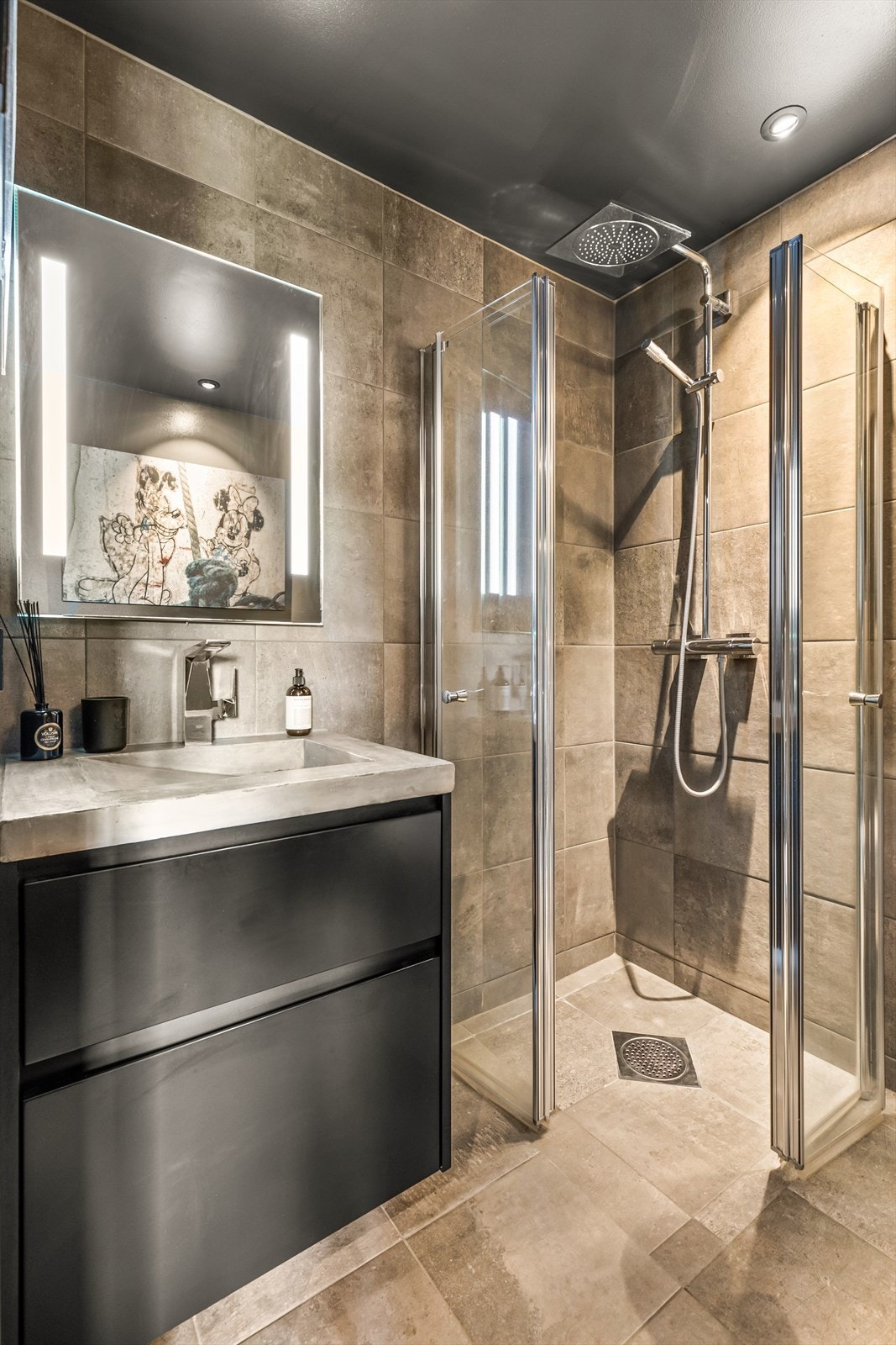 Badet i første etasje er delikat, og har også dusjnisje Galleribilde