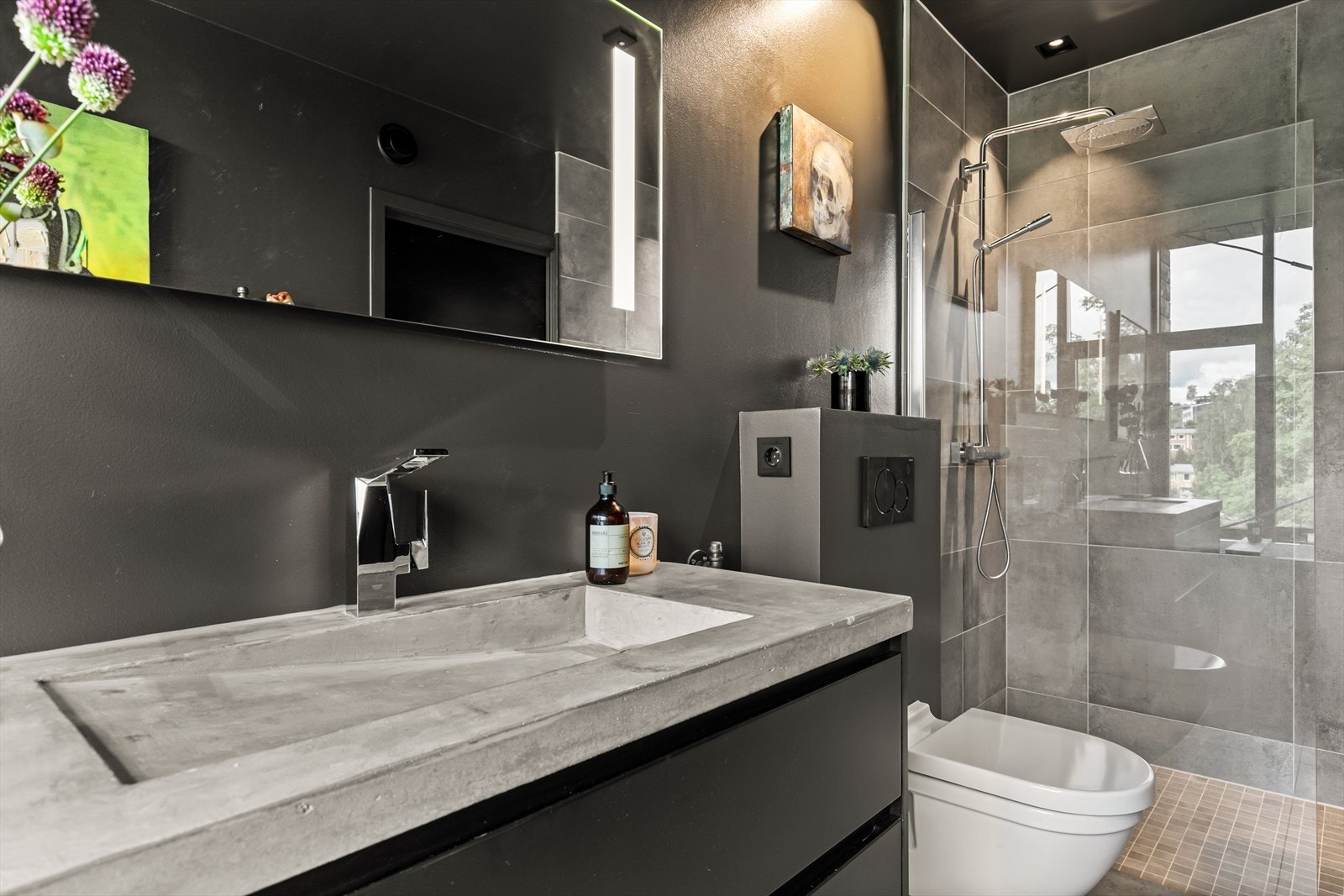 Badet har også en romslig dusjnisje Galleribilde