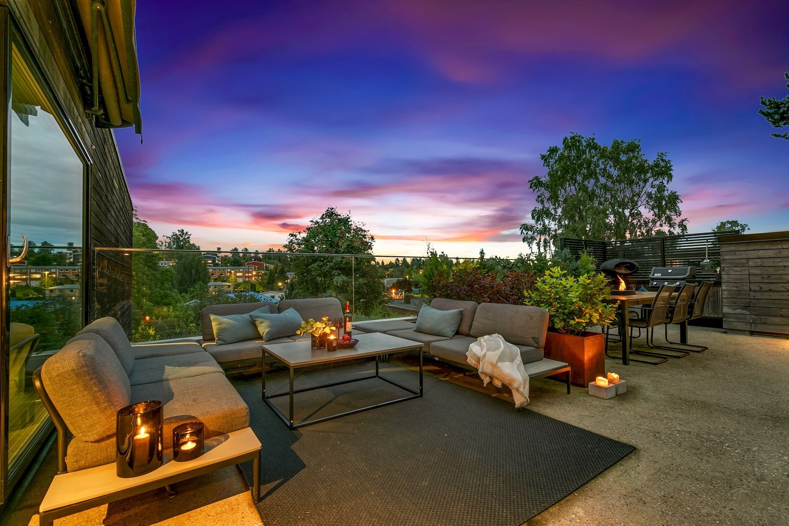 God plass til ønsket møblering på terrassen, samt det er montert en markise Galleribilde