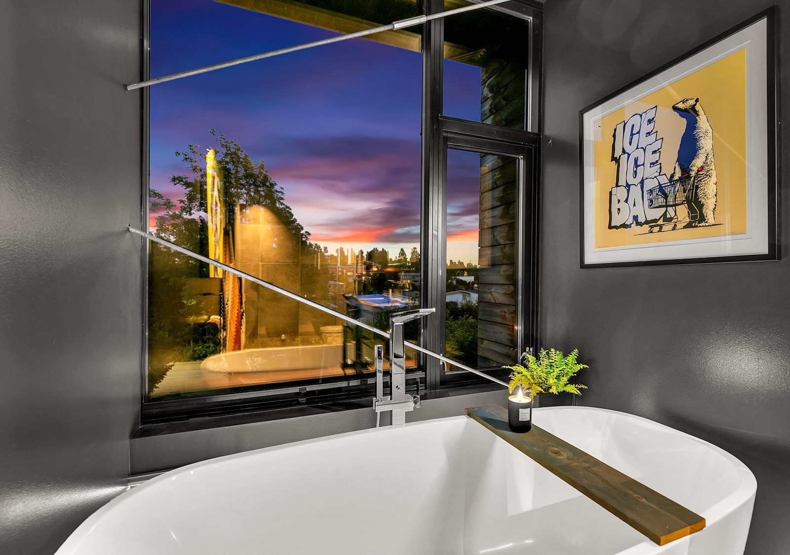 Led belysning under badekaret skaper en deilig stemning på kvelden Galleribilde