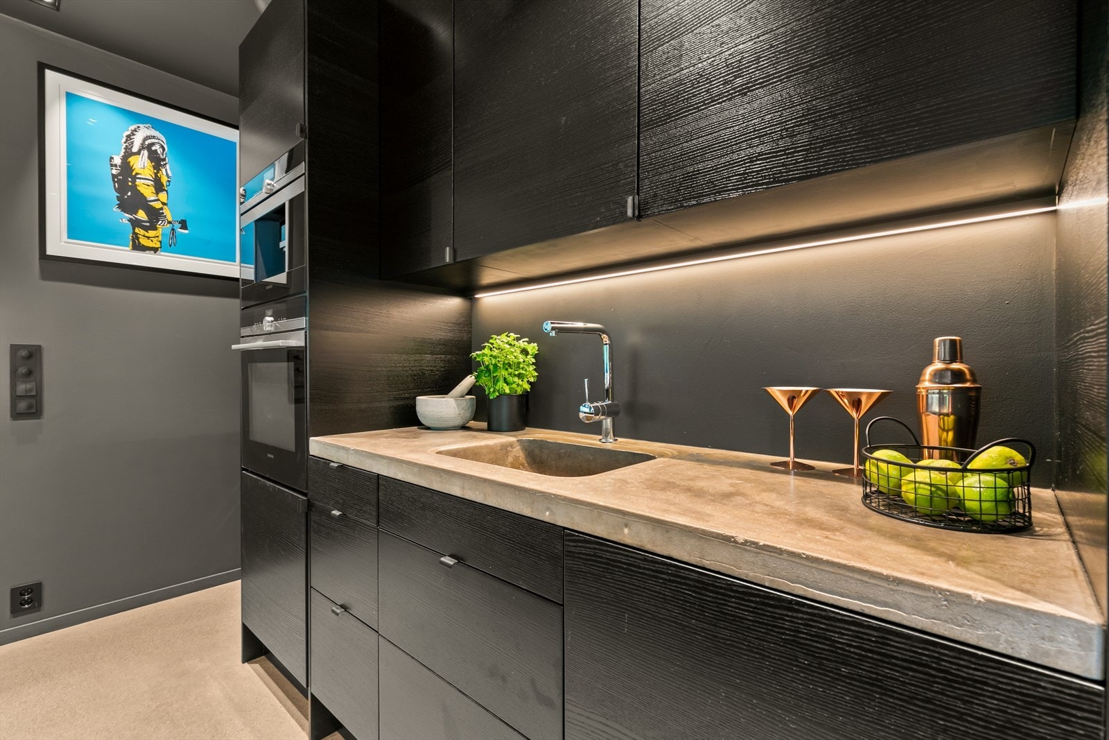 Benkeplaten ved vasken er også av betong Galleribilde