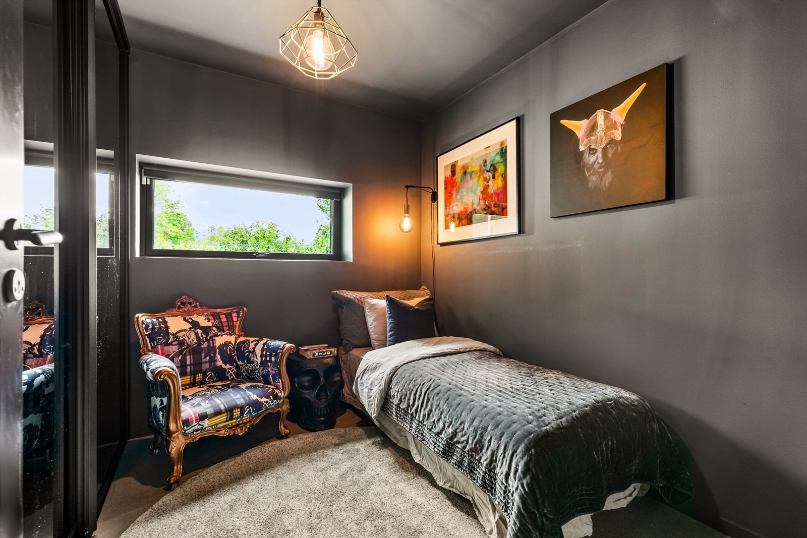 Rommet er av god størrelse, og har plass til ønsket møblement Galleribilde