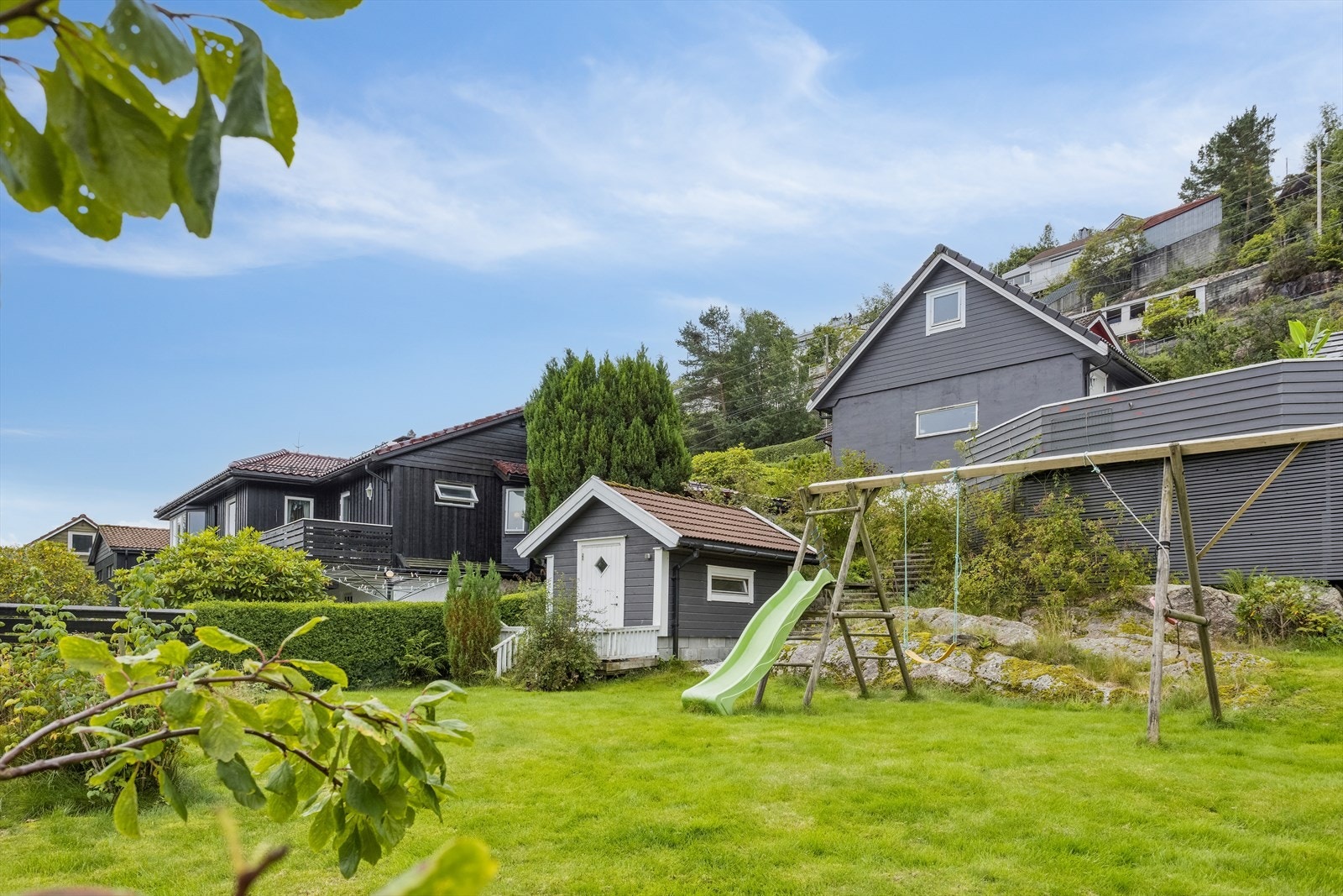 Eiendommen har en stor tomt som grenser til Nyavtnet. Dukkestue/utebod i hagen. Galleribilde
