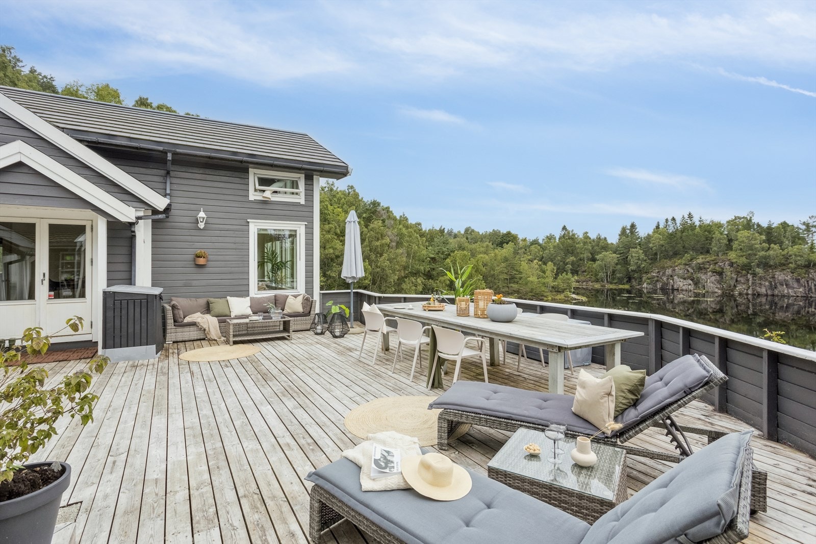 Terrassen har rikelig med boltreplass til både store og små. Galleribilde
