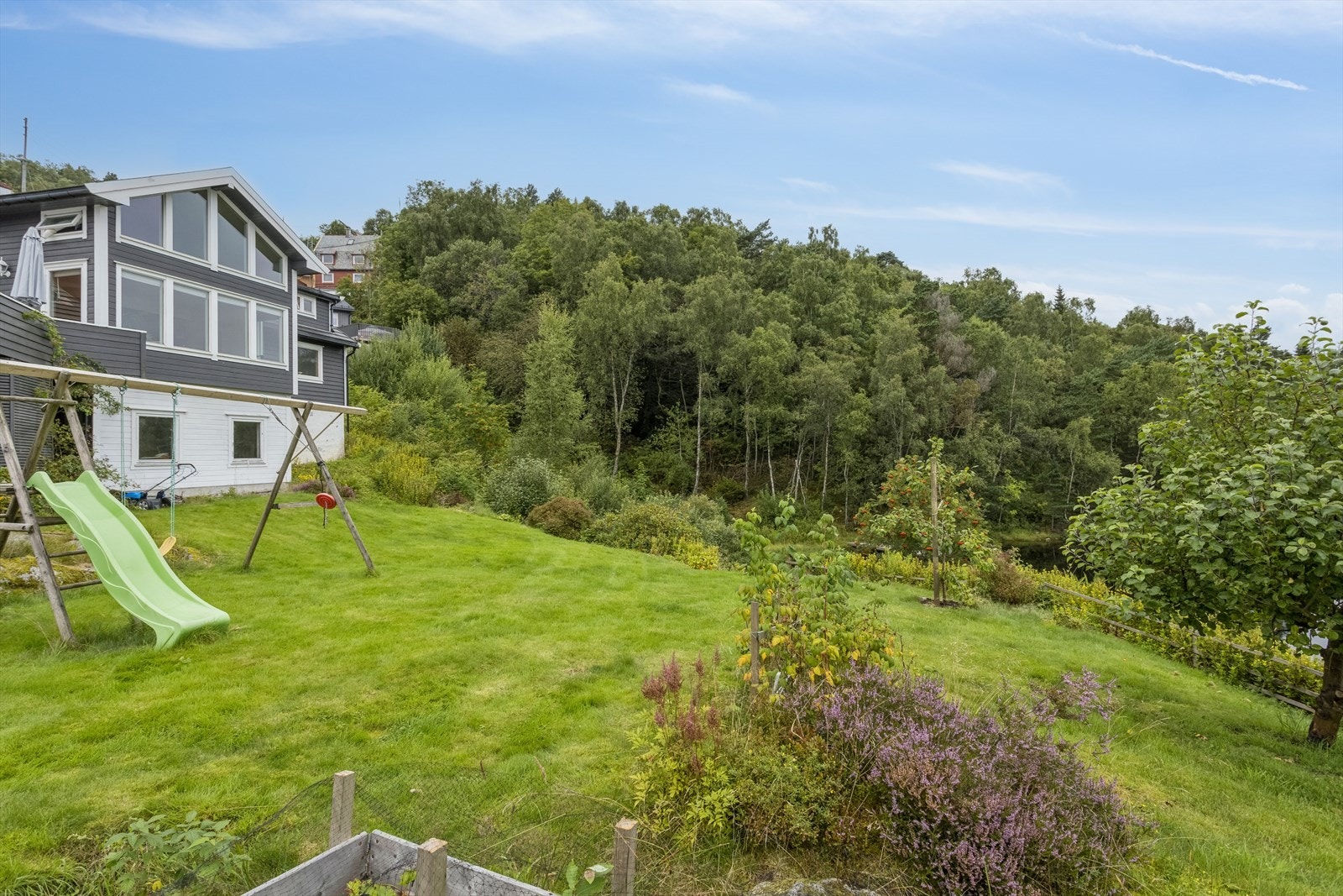 Den store hagen innbyr til lek og moro. Galleribilde